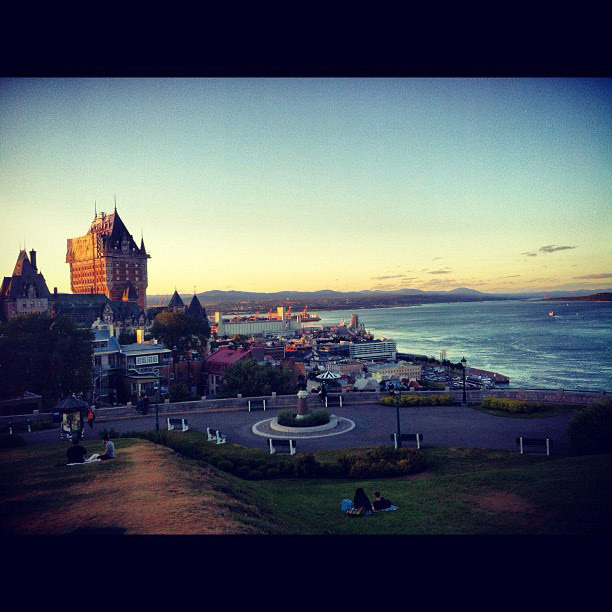 The sun sets over the Château Frontenac and the Sté Lawrence. Belle soirée à Québec