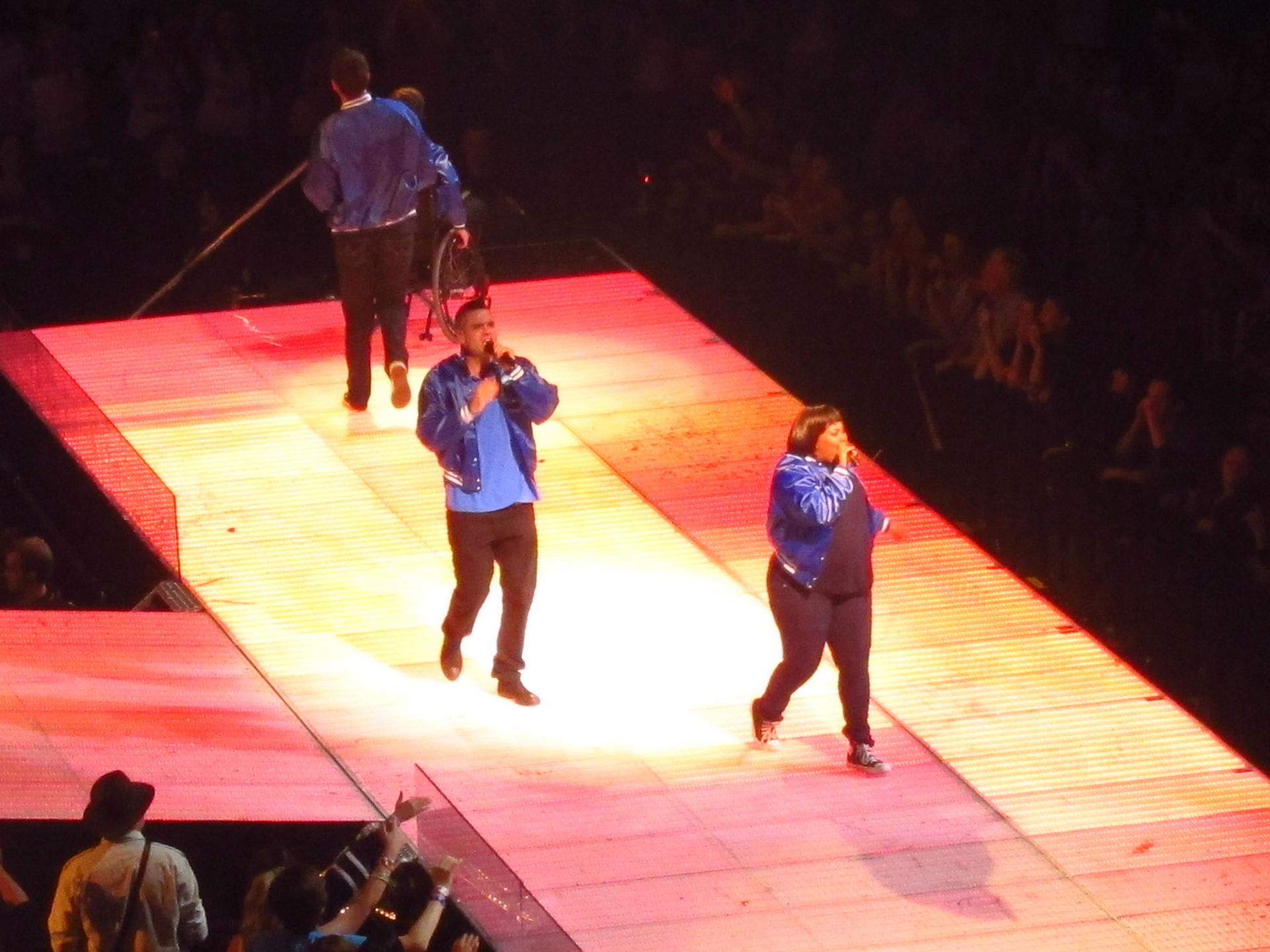 Puck and Mercedes during "Somebody to Love"