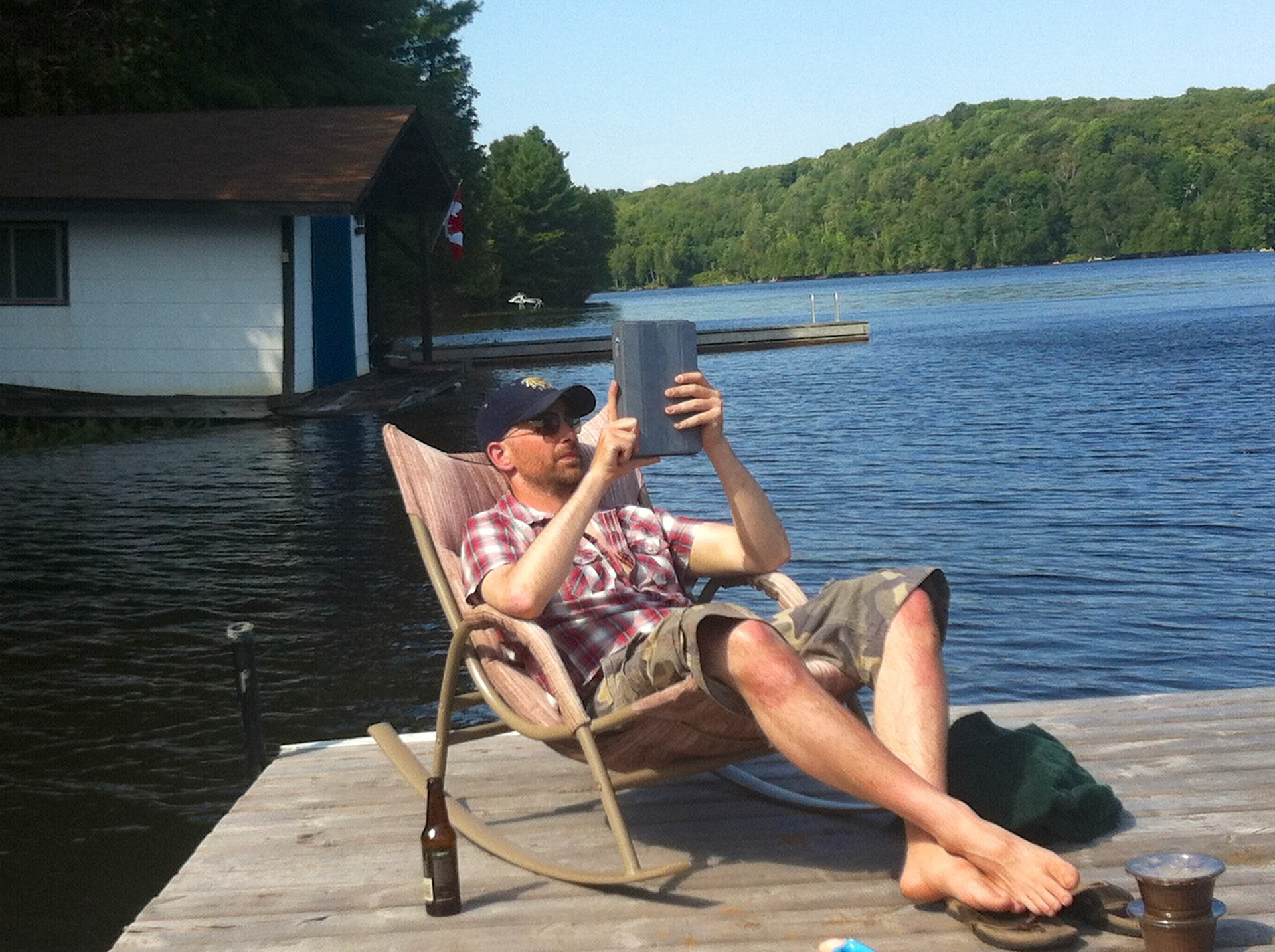 Chilling on the nice deck of Rachelle's cousins - Mike reading
