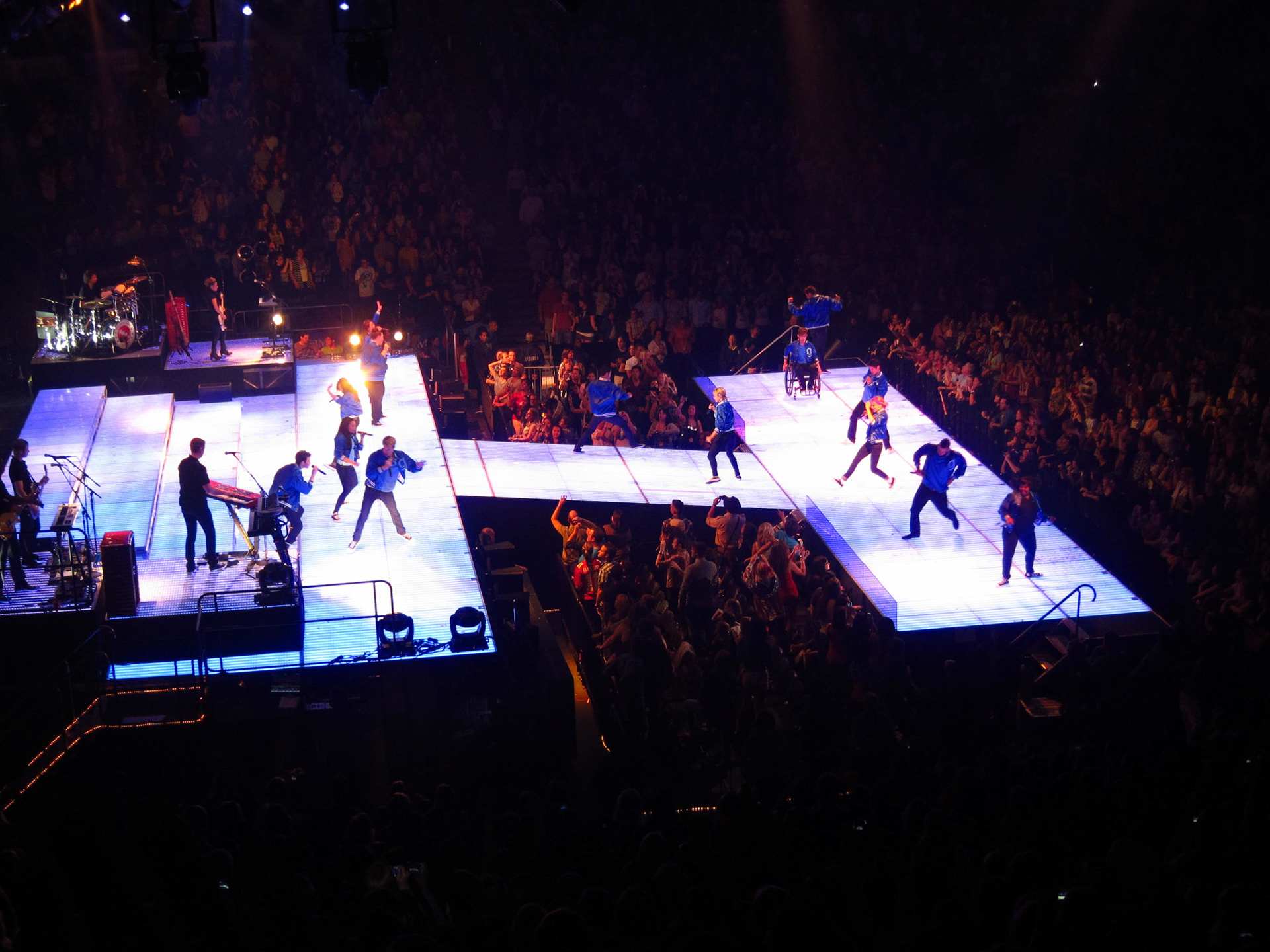 Glee cast sing "Somebody to Love"