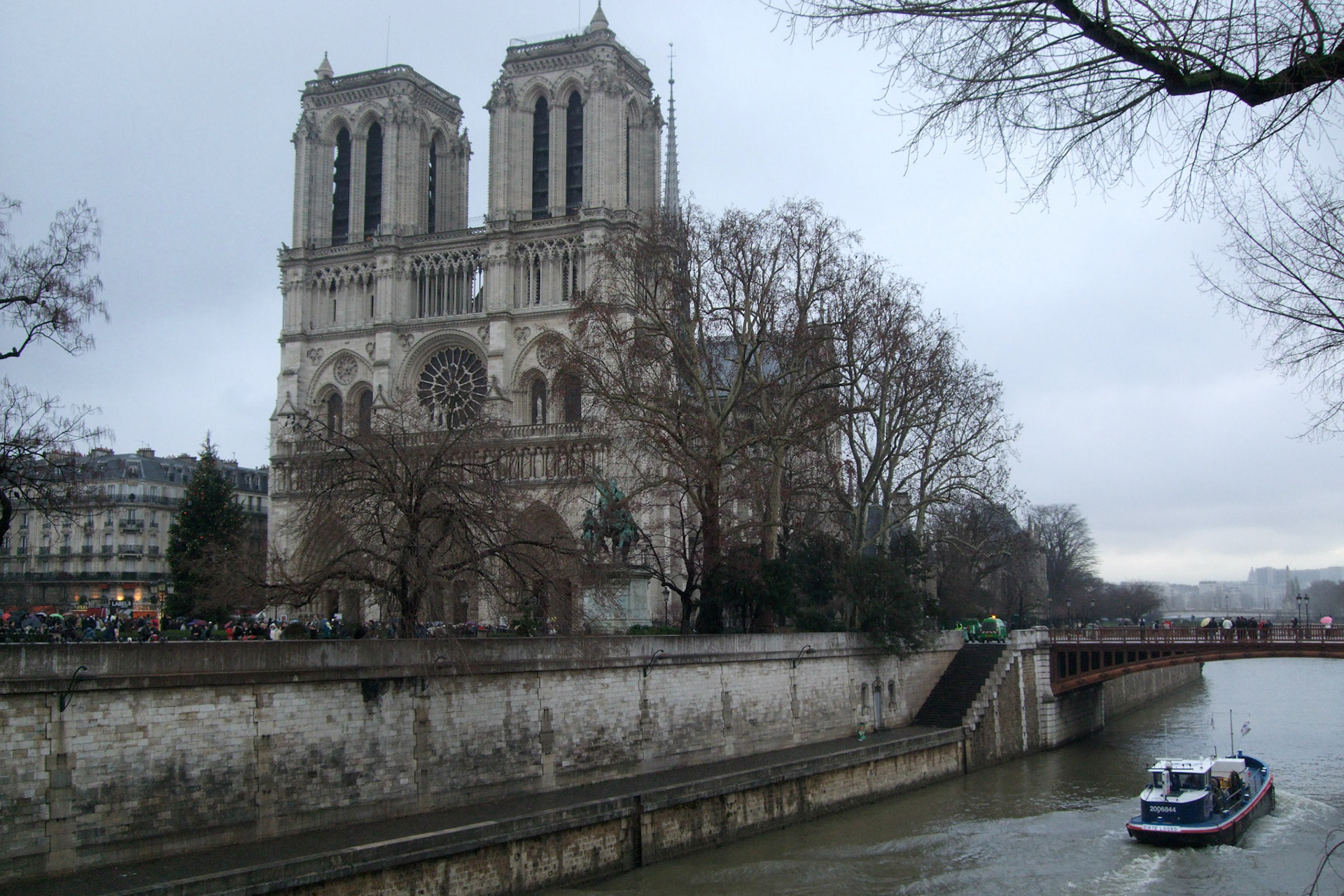 Second morning in Paris: hoping for a successful rendez-vous with Matt, at the Christmas tree in front of Notre Dame