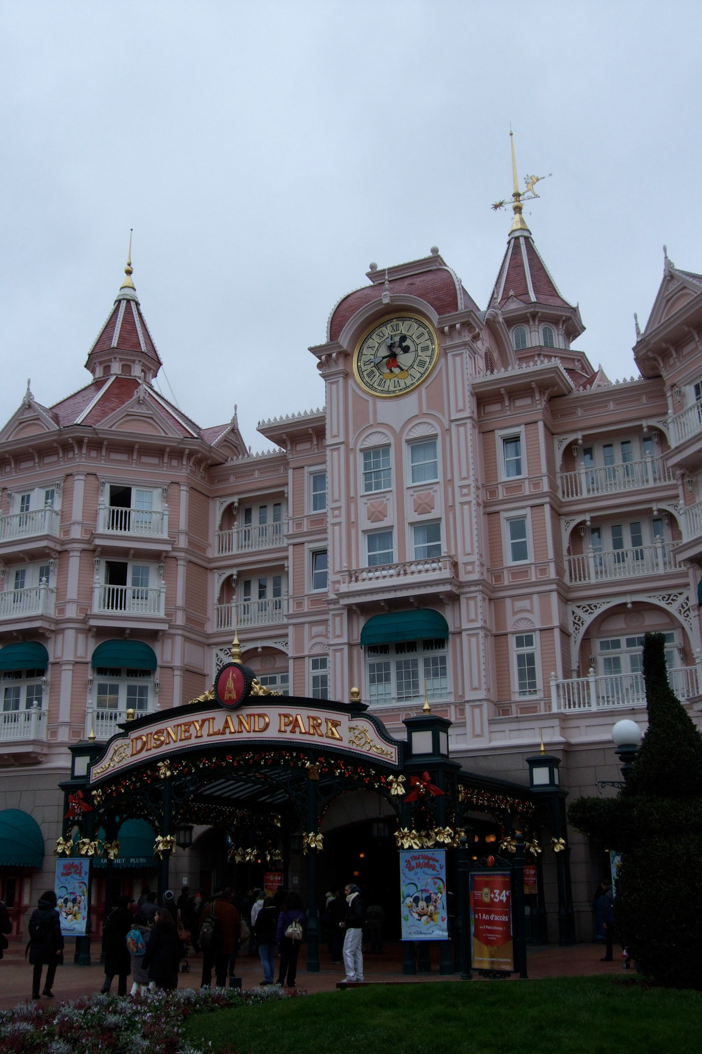 So, maybe their excitement was similar to my excitement at going to Disney World as a kid? Regardless, it was neat to see a "French-ish" Disney