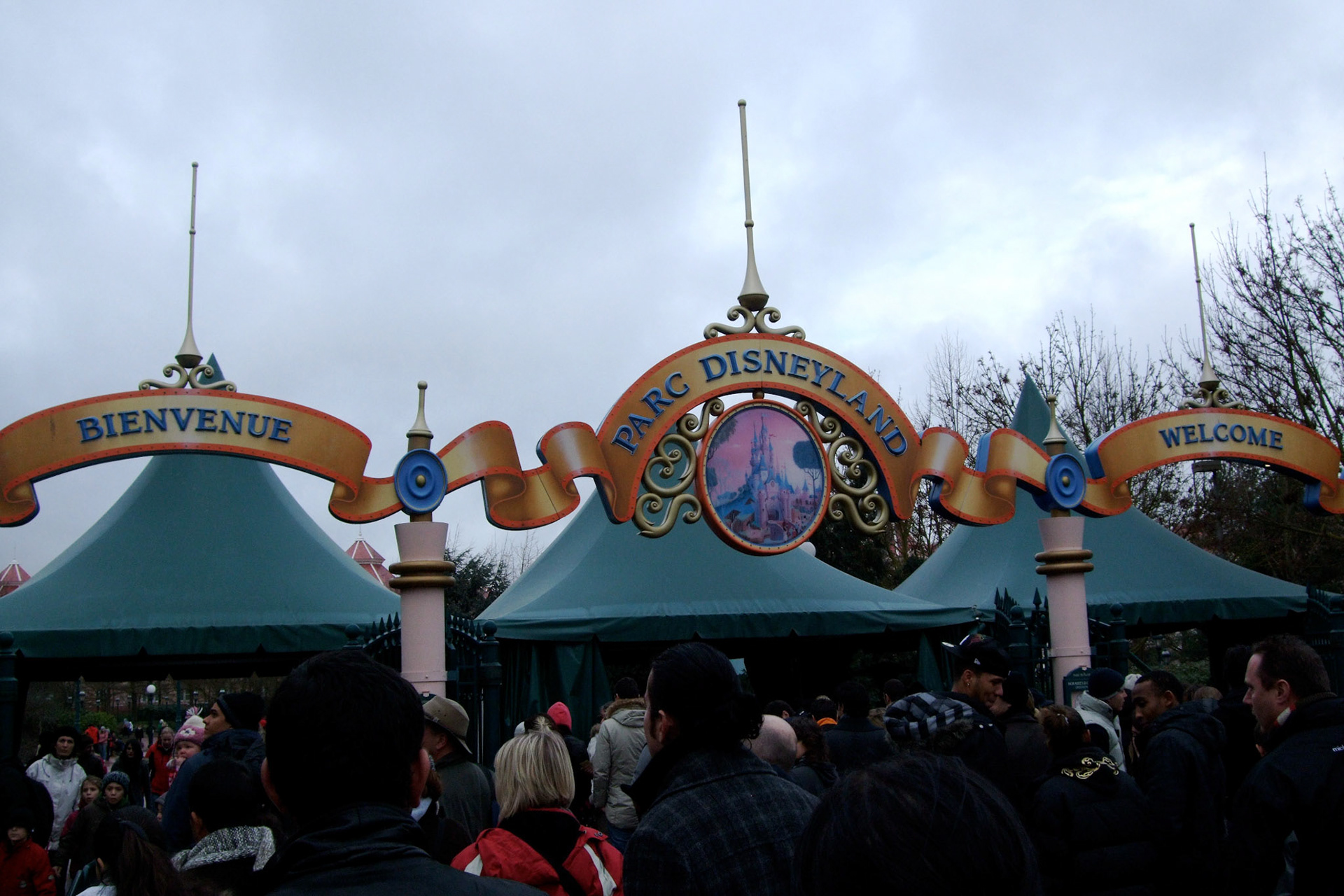 (Yes, their names are really Mara and Tamara!). When we couldn't find Matt and Bella; the girls and I went ahead with the day's plan: Disneyland Paris