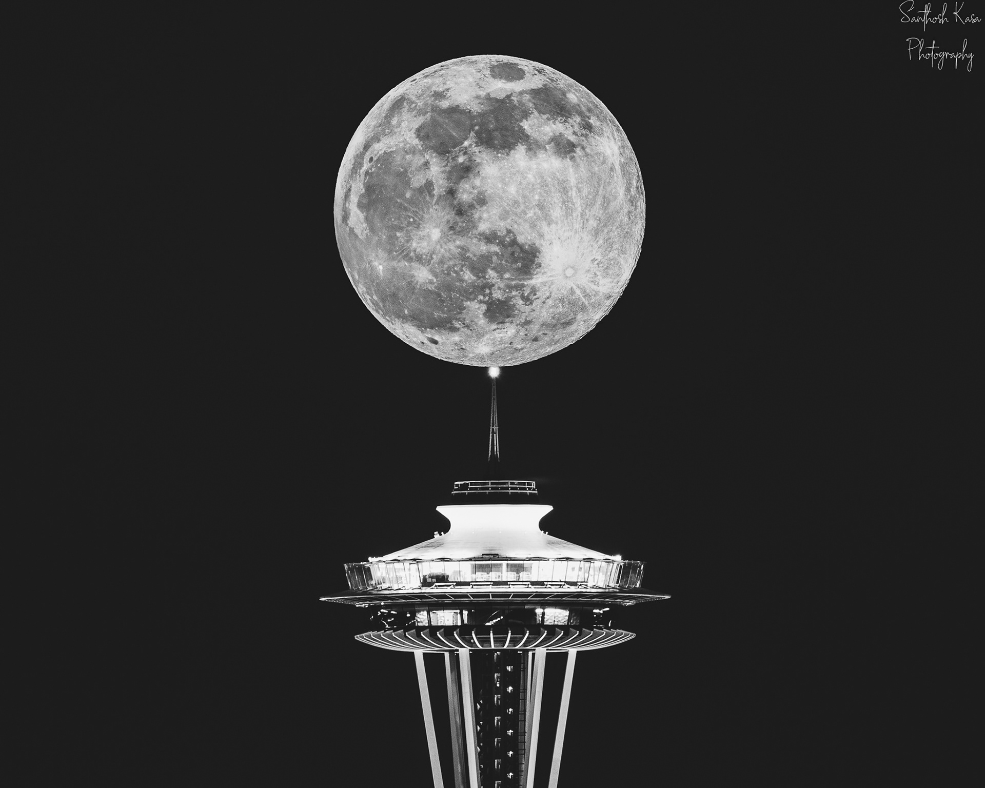 Conveniently aligned Moon with Space Needle :)
