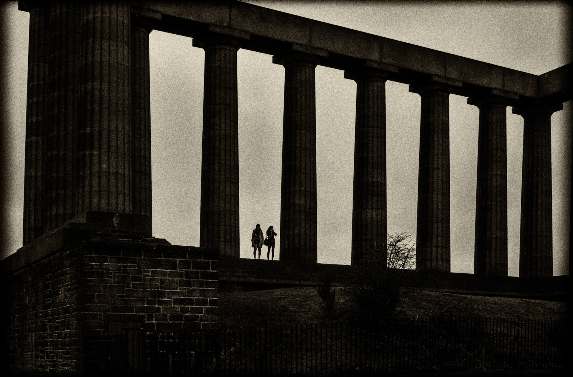 Built to honor Scottish soldiers and sailors who were killed in the Napoleonic Wars. It was completed in 1829 and was build to resemble the Parthenon in Athens.