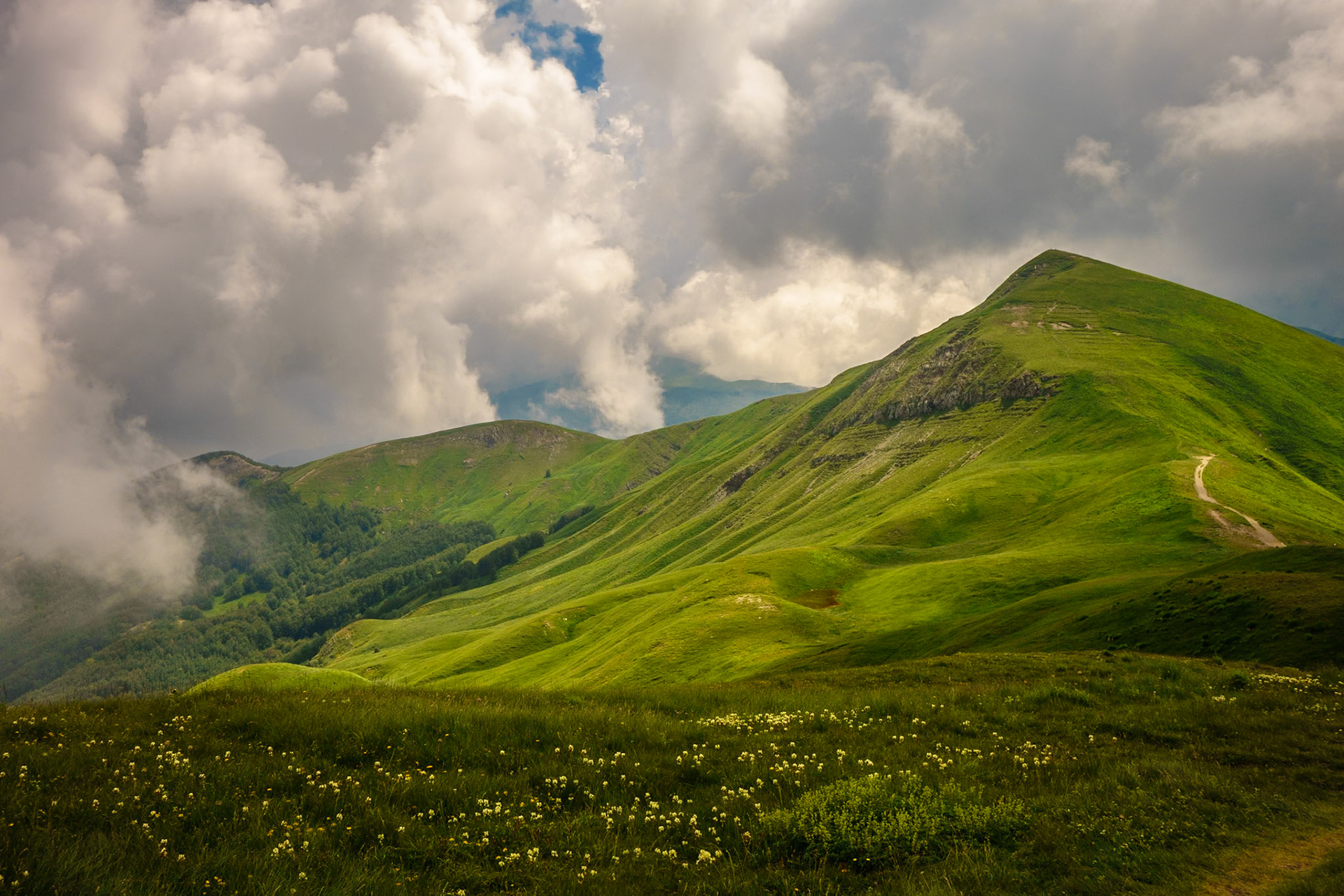 From the trail it's possible to look down to Tuscany on the right and Emilia Romagna on the left