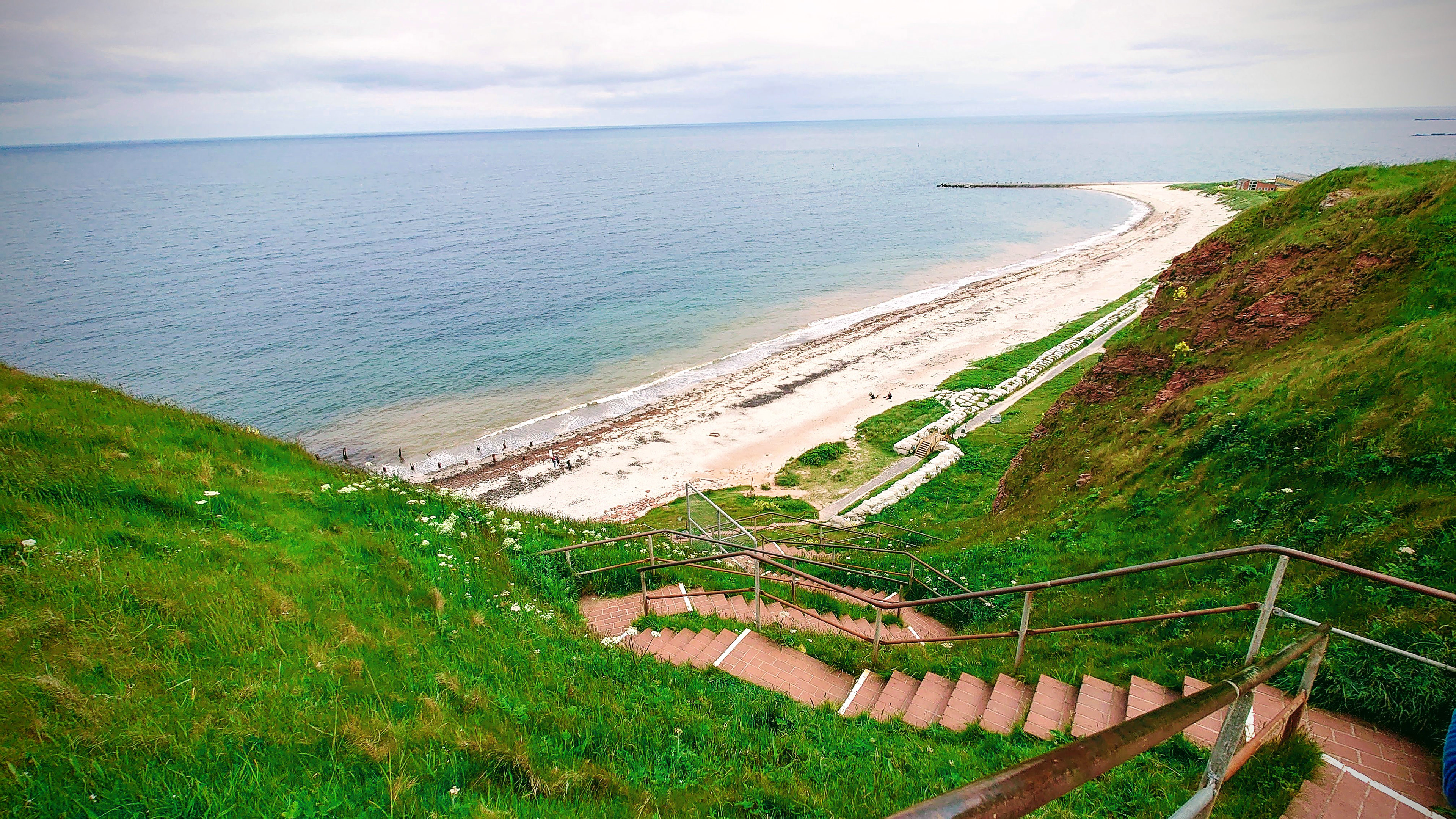 Op weg naar beneden naar het grootste strand van Helgoland