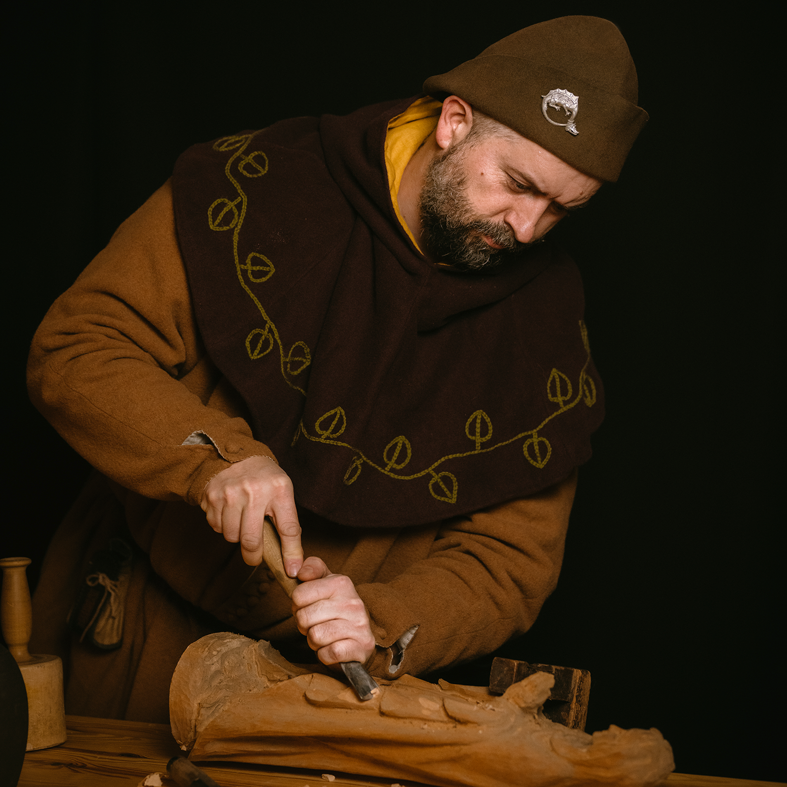 středověký řezbář při práci