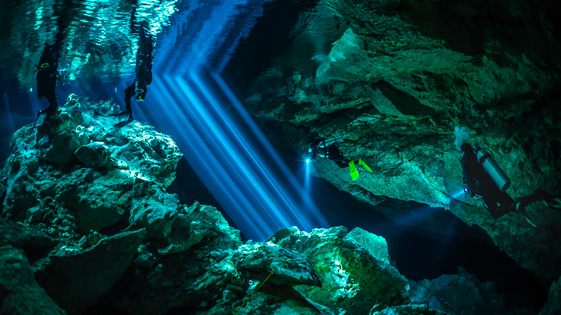 Diving in cenote Taj Mahal
