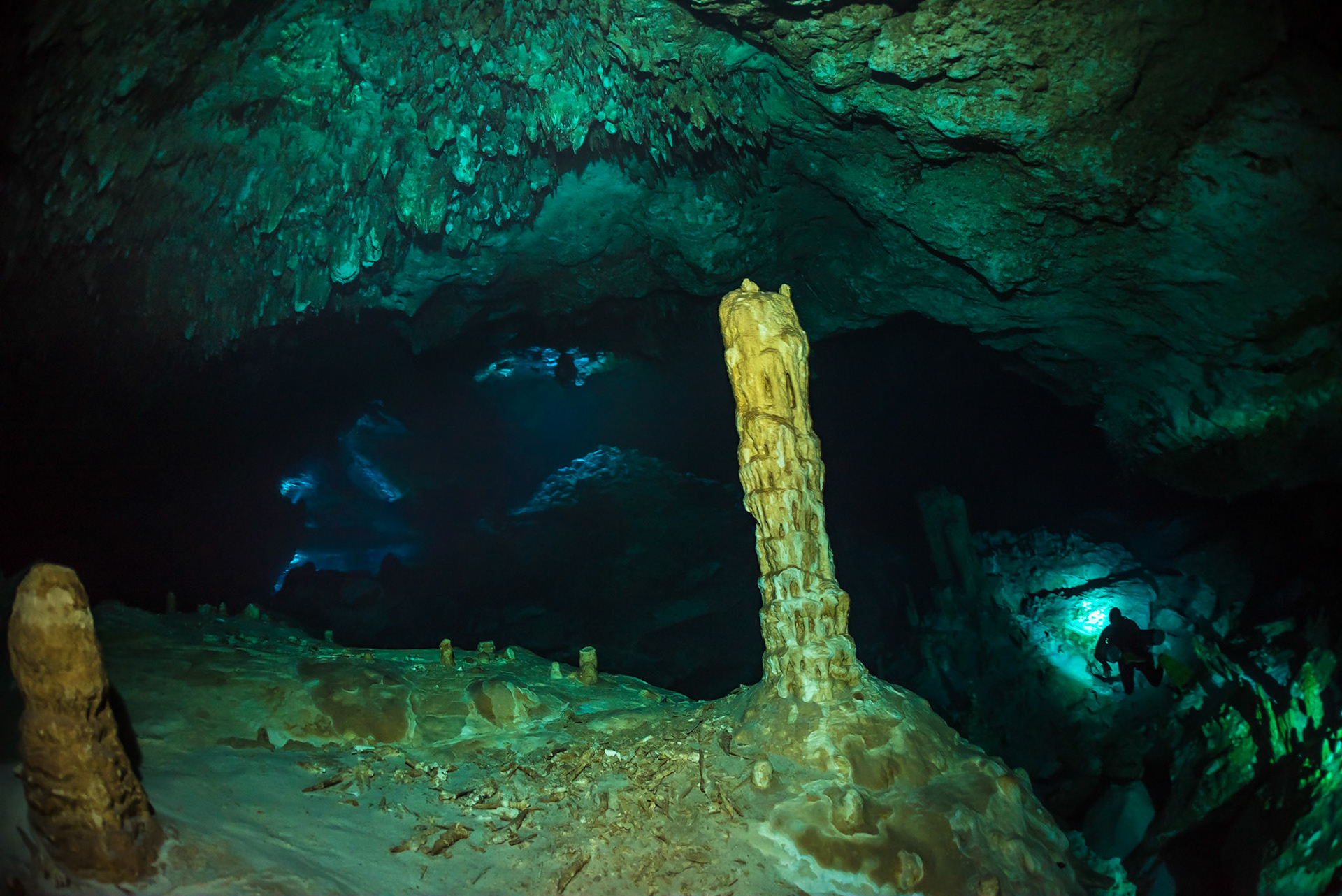 Diving in cenote Taj Mahal