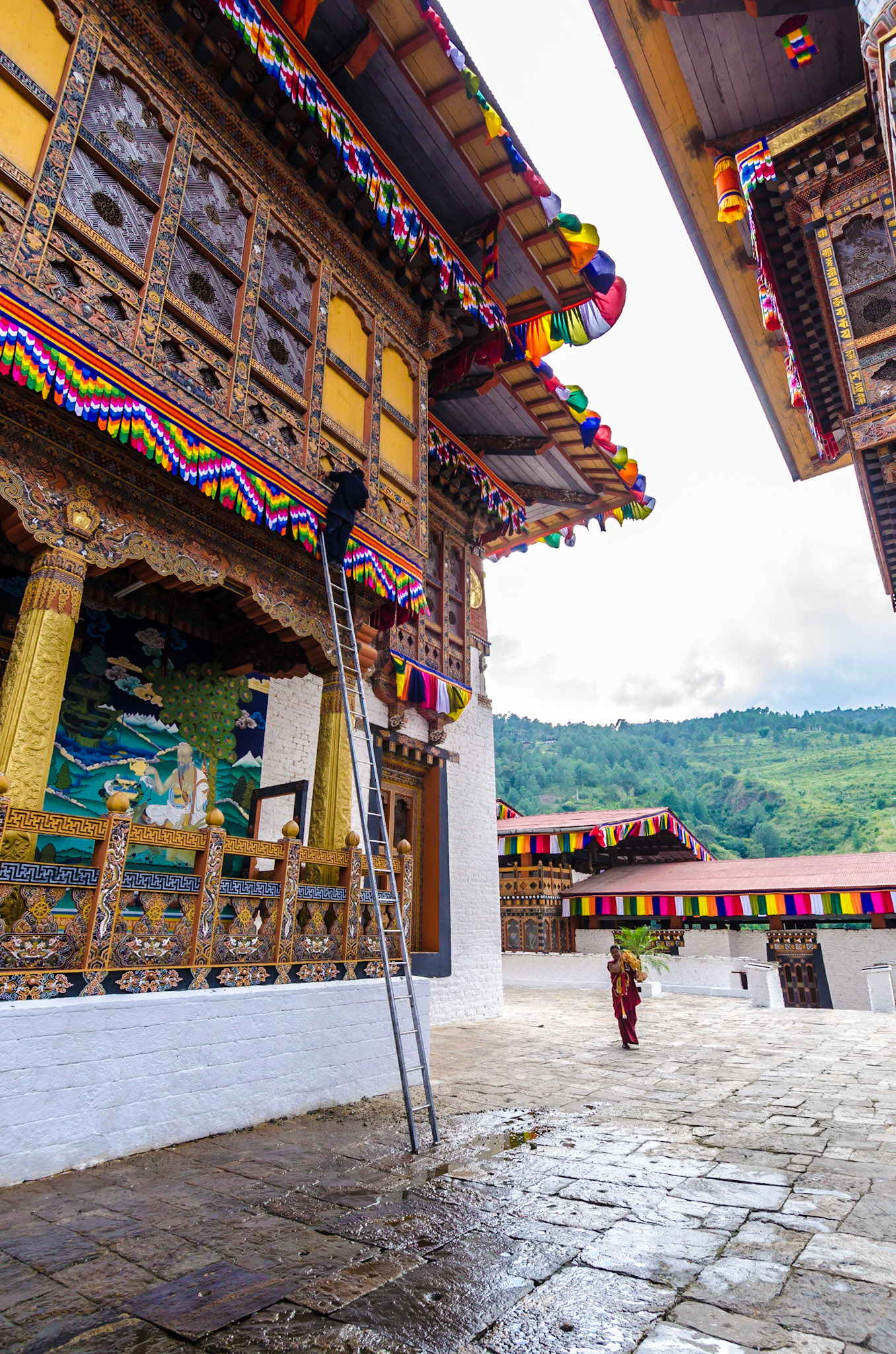 The Punakha Dzong, also known as Pungtang Dechen Photrang Dzong (meaning very awesome dzong "the palace of great happiness), is the administrative centre of Punakha District in Punakha, Bhutan.it is the second oldest and second largest dzong in Bhutan and one of its most majestic structures. Punakha Dzong was the administrative centre and the seat of the Government of Bhutan until 1955, when the capital was moved to Thimphu.