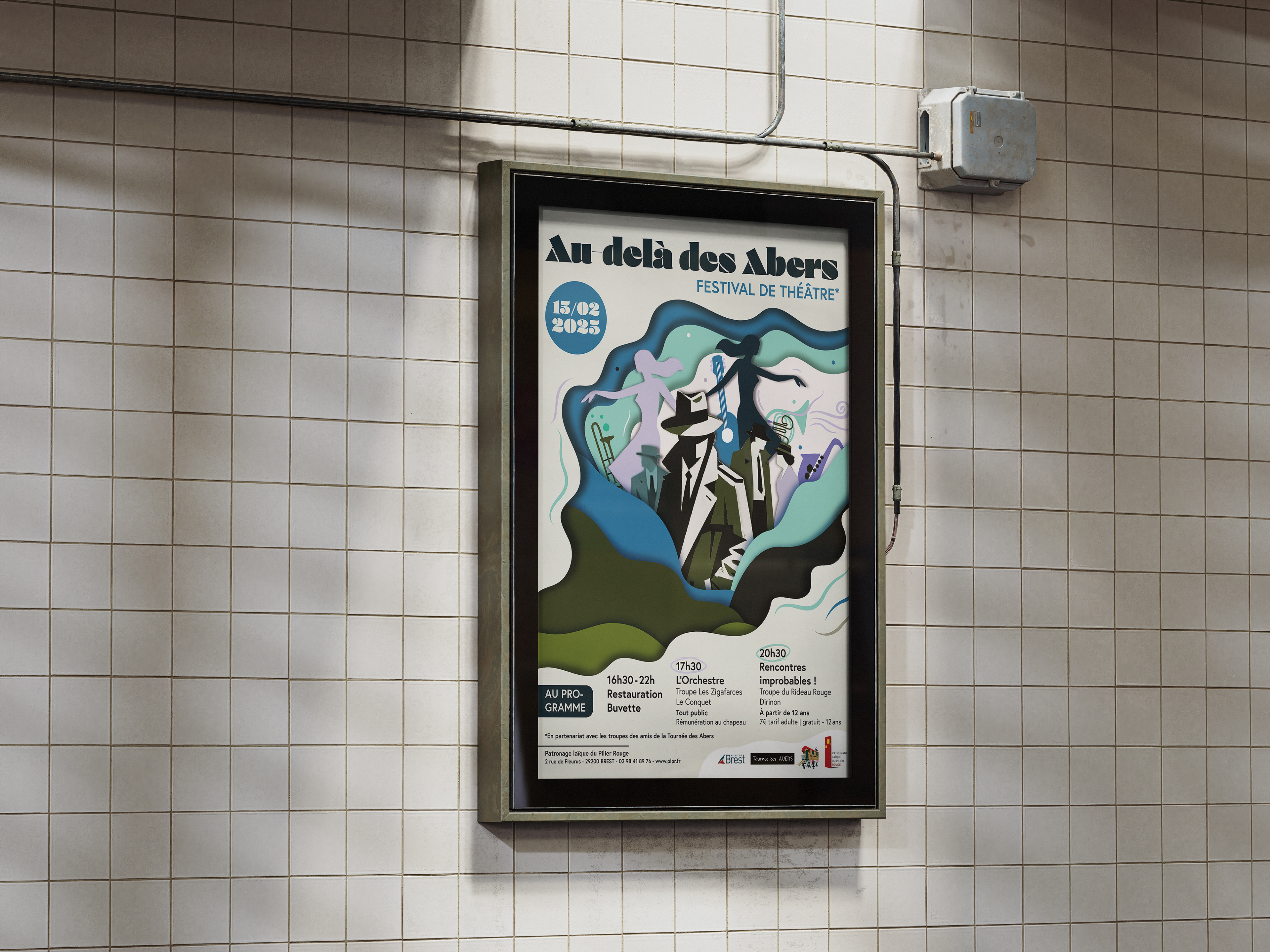 Affiche du festival "Au delà des Abers" dans un panneau publicitaire