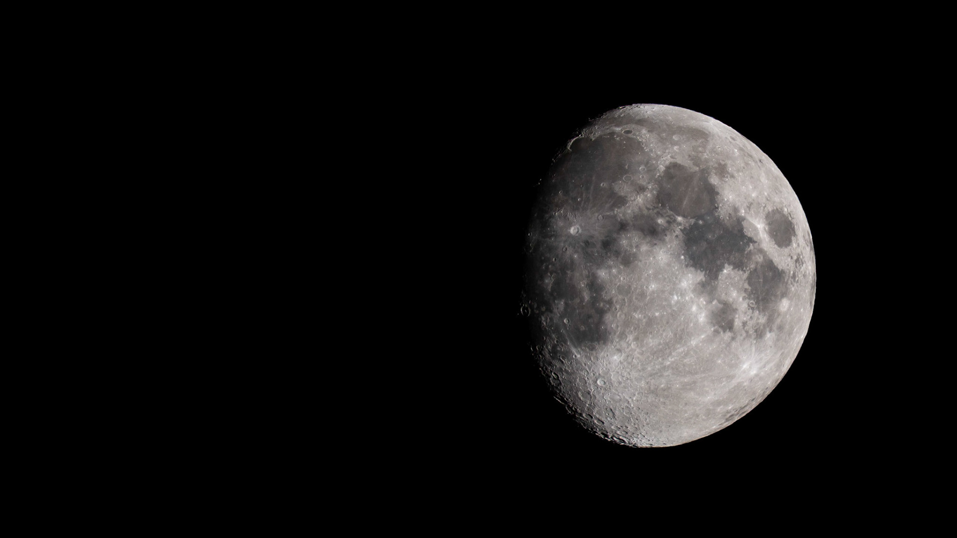 A shot of the moon using my Sigma 150-600mm Lens. I made this to use as a desktop wallpaper for my PC (in 4K)