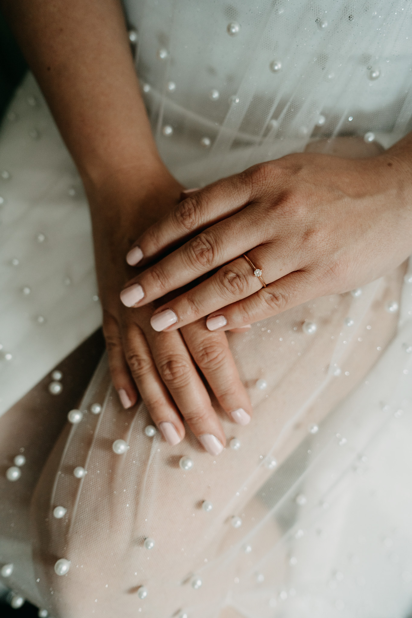 stodola prost, svatba stodola prost, fotograf olomouc, svatebni fotograf olomouc, přerov, nevěsta, zásnubní prsten