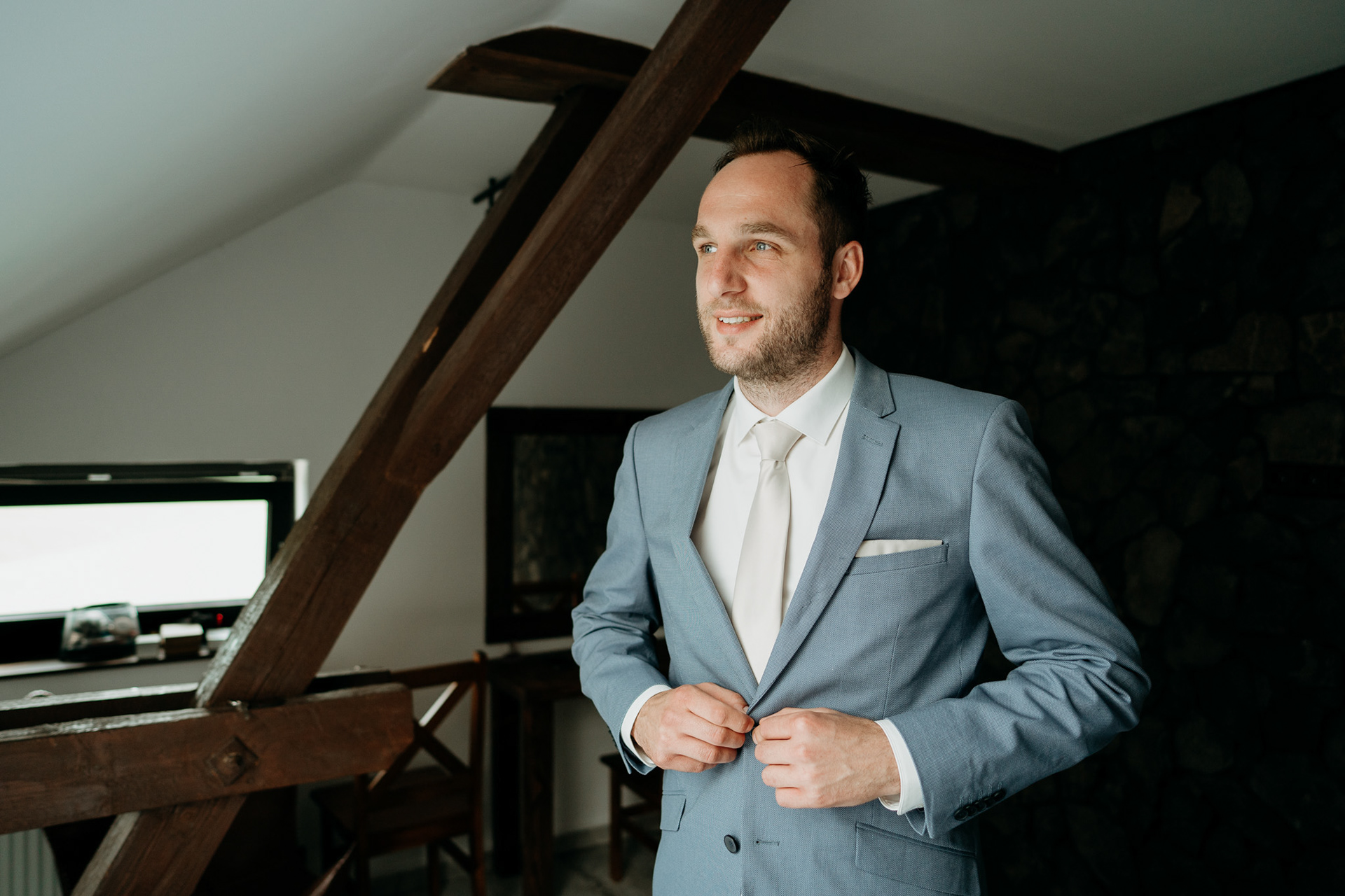 stodola prost, svatba stodola prost, fotograf olomouc, svatebni fotograf olomouc, přerov, ženich