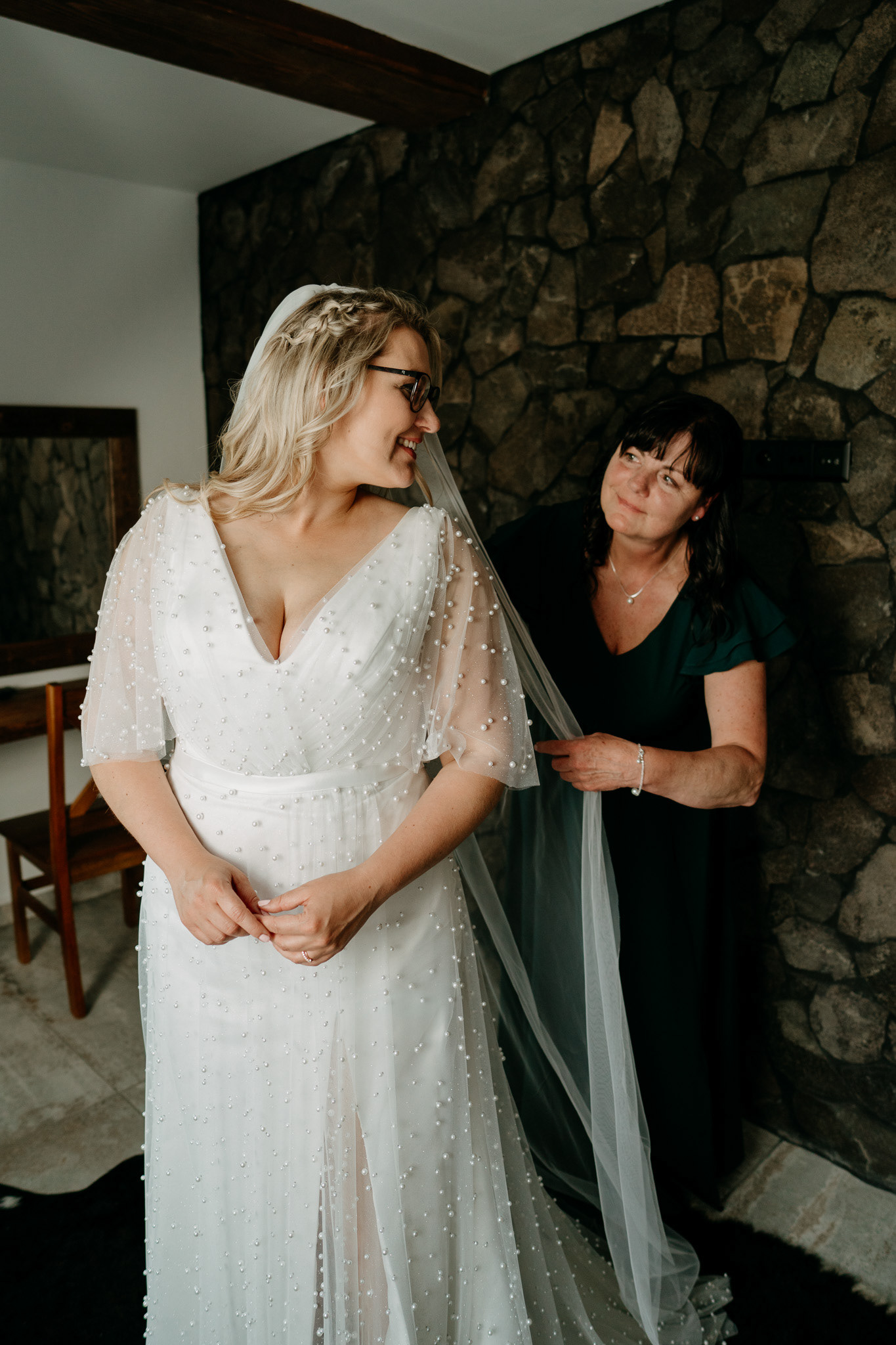 stodola prost, svatba stodola prost, fotograf olomouc, svatebni fotograf olomouc, přerov, nevěsta s maminkou, přípravy nevěsty