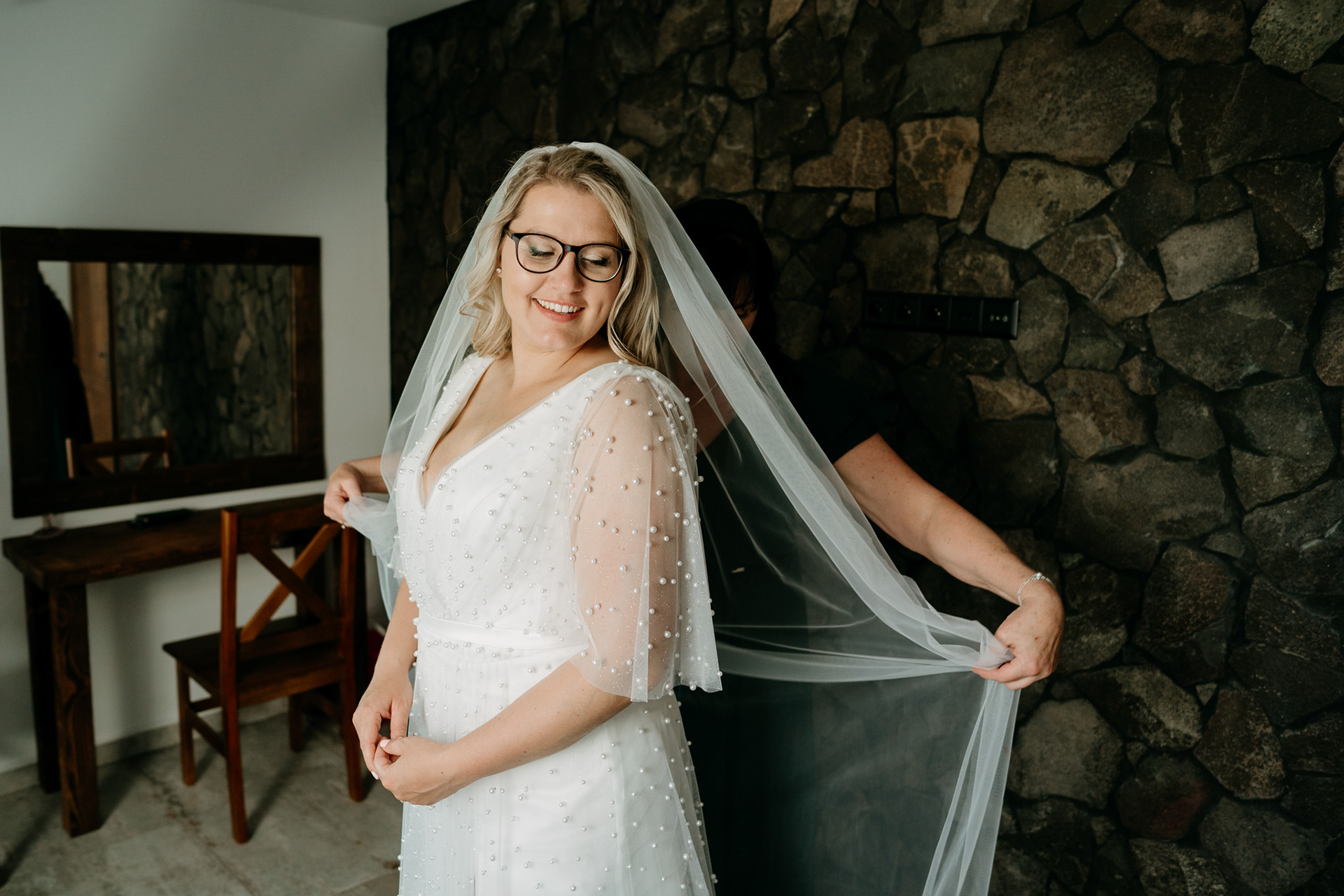 stodola prost, svatba stodola prost, fotograf olomouc, svatebni fotograf olomouc, přerov, nevěsta s maminkou, přípravy nevěsty