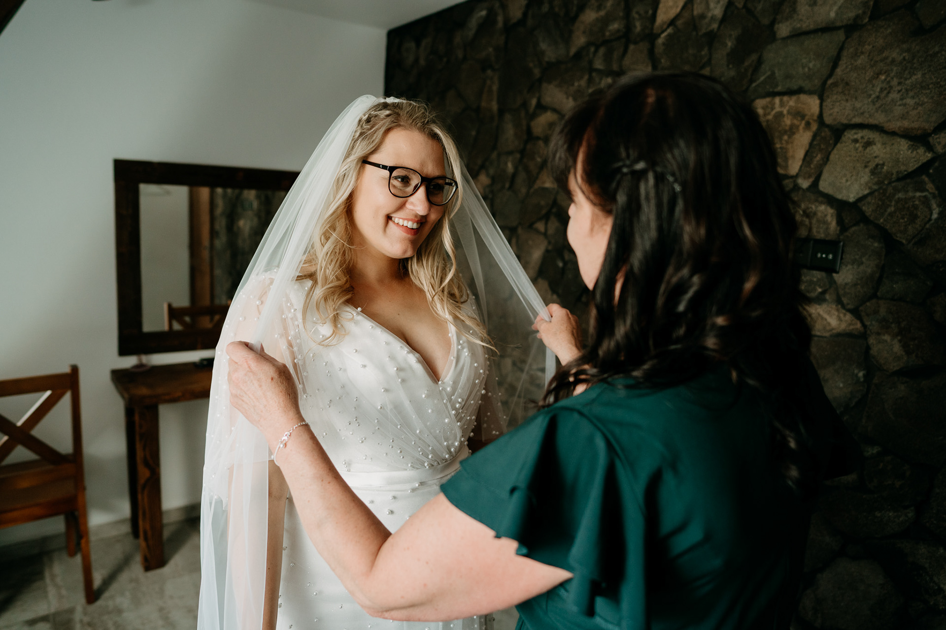 stodola prost, svatba stodola prost, fotograf olomouc, svatebni fotograf olomouc, přerov, nevěsta s maminkou, přípravy nevěsty