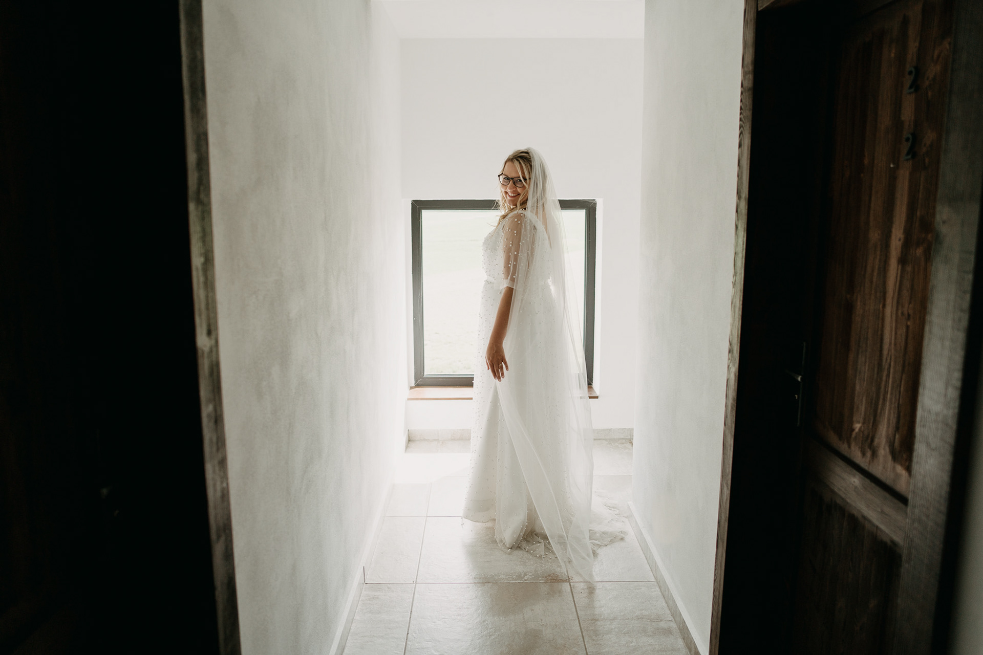 stodola prost, svatba stodola prost, fotograf olomouc, svatebni fotograf olomouc, přerov, přípravy nevěsty, svatební šaty, salon caxa