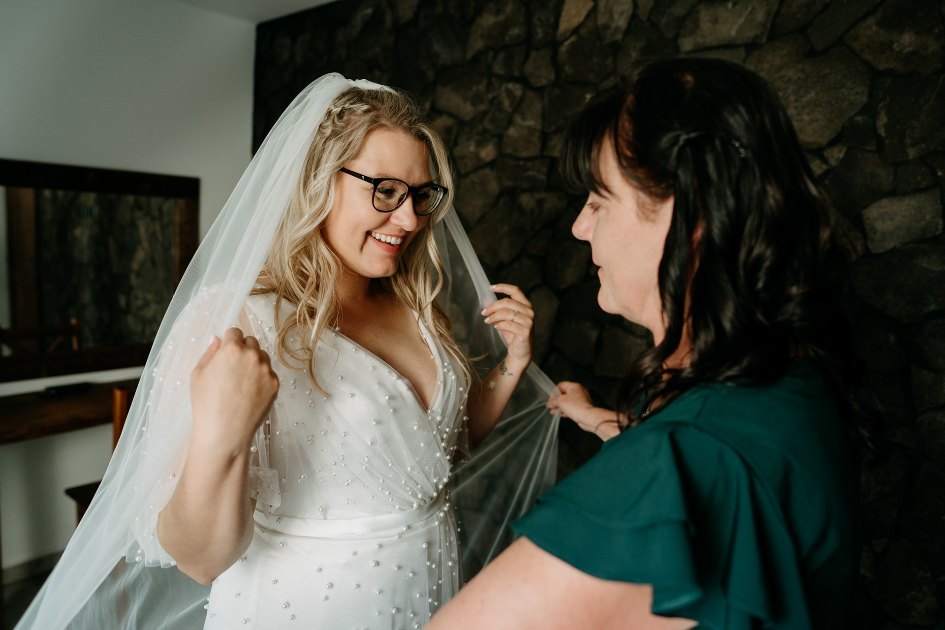 stodola prost, svatba stodola prost, fotograf olomouc, svatebni fotograf olomouc, přerov, nevěsta s maminkou, přípravy nevěsty