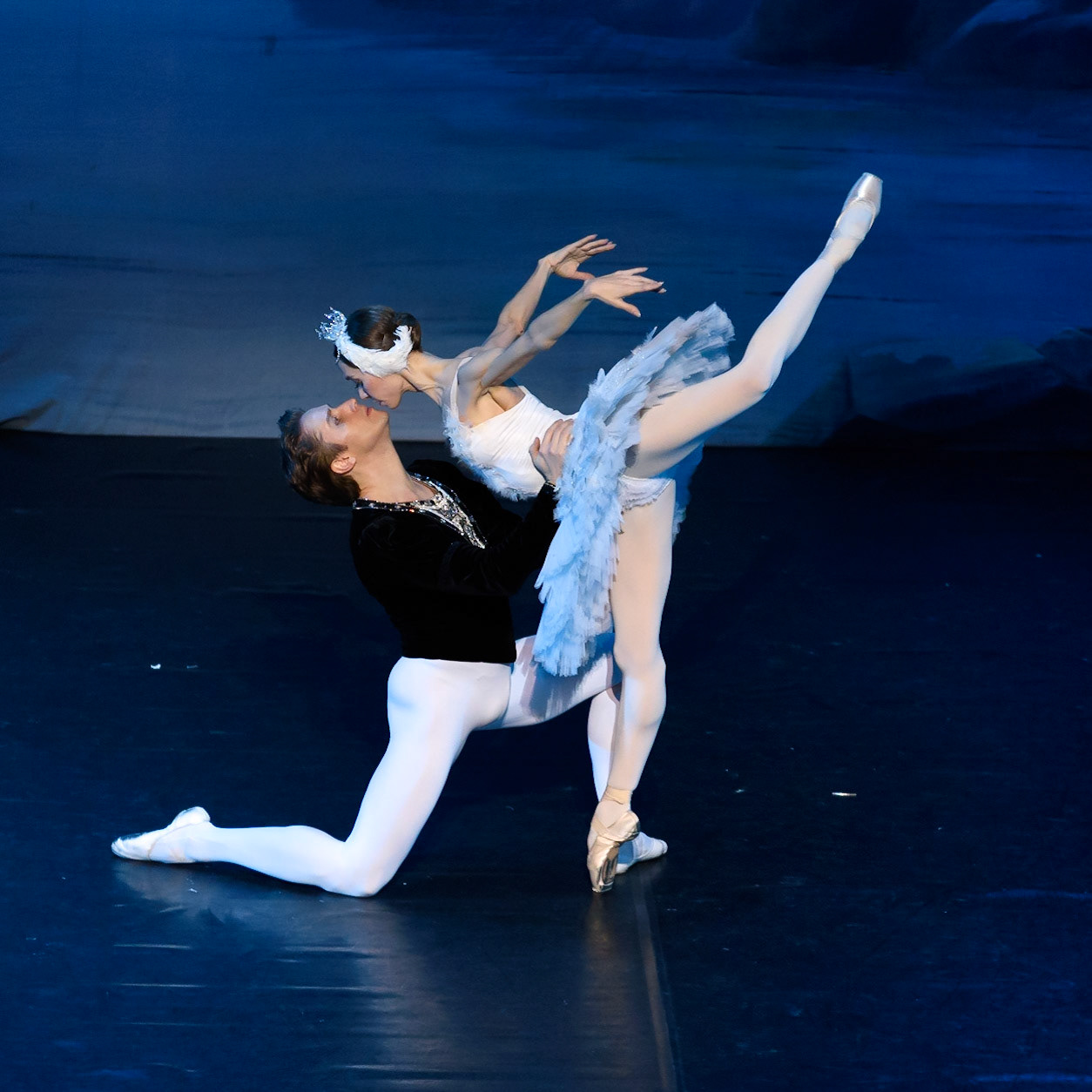 Bolshoi Ballet @bolshoi_theatre performing "Swan Lake" at @teatrenacional "Teatre Nacional de Catalunya"