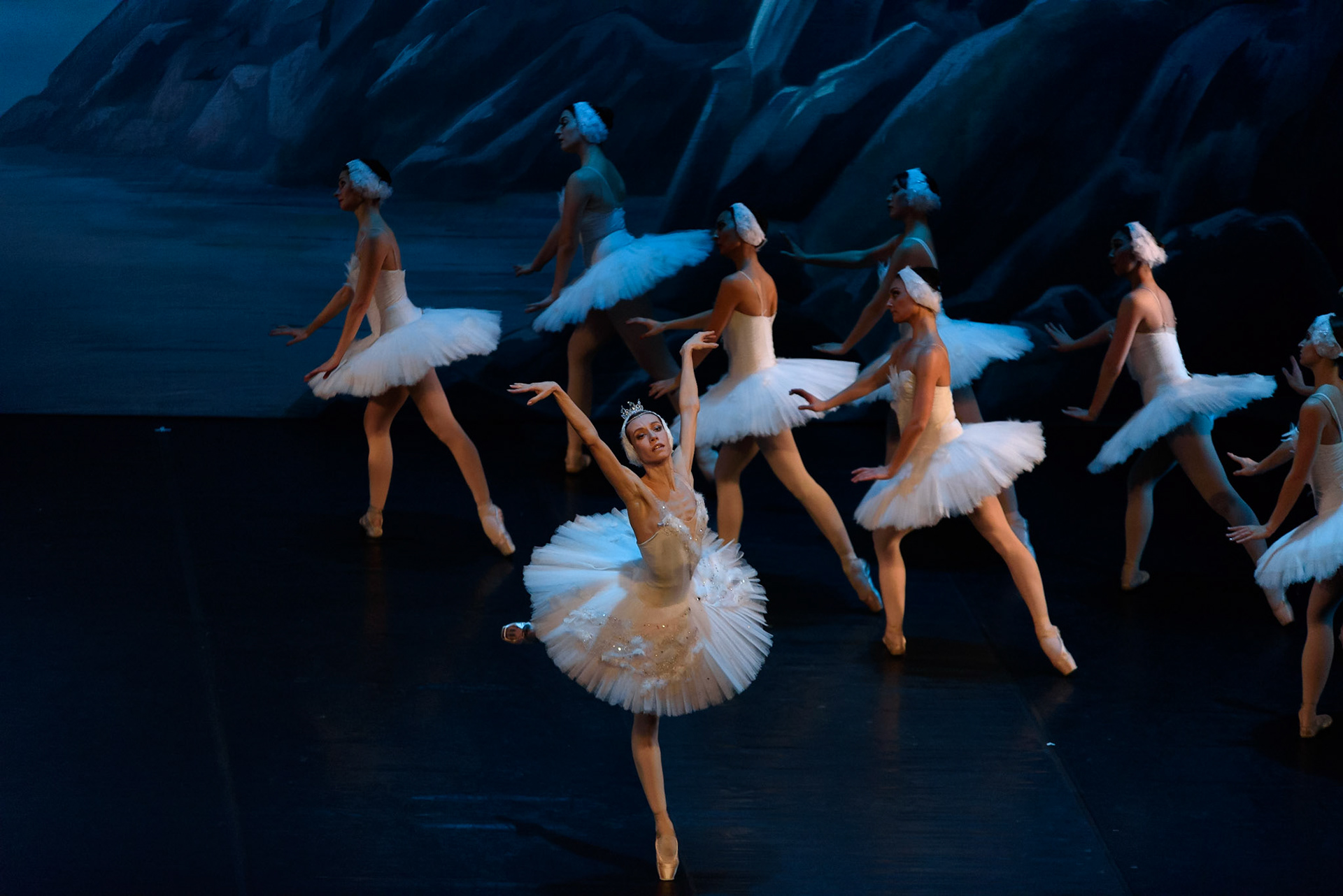 Bolshoi Ballet @bolshoi_theatre  performing "Swan Lake" at @teatrenacional "Teatre Nacional de Catalunya"