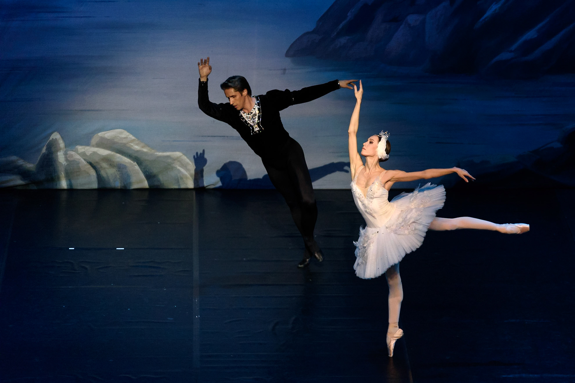 Bolshoi Ballet @bolshoi_theatre  performing "Swan Lake" at @teatrenacional "Teatre Nacional de Catalunya"
