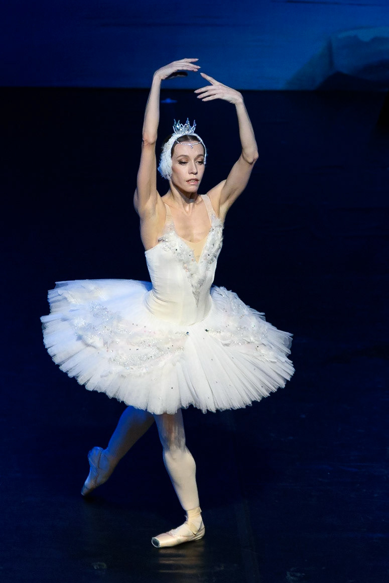 Bolshoi Ballet @bolshoi_theatre  performing "Swan Lake" at @teatrenacional "Teatre Nacional de Catalunya"