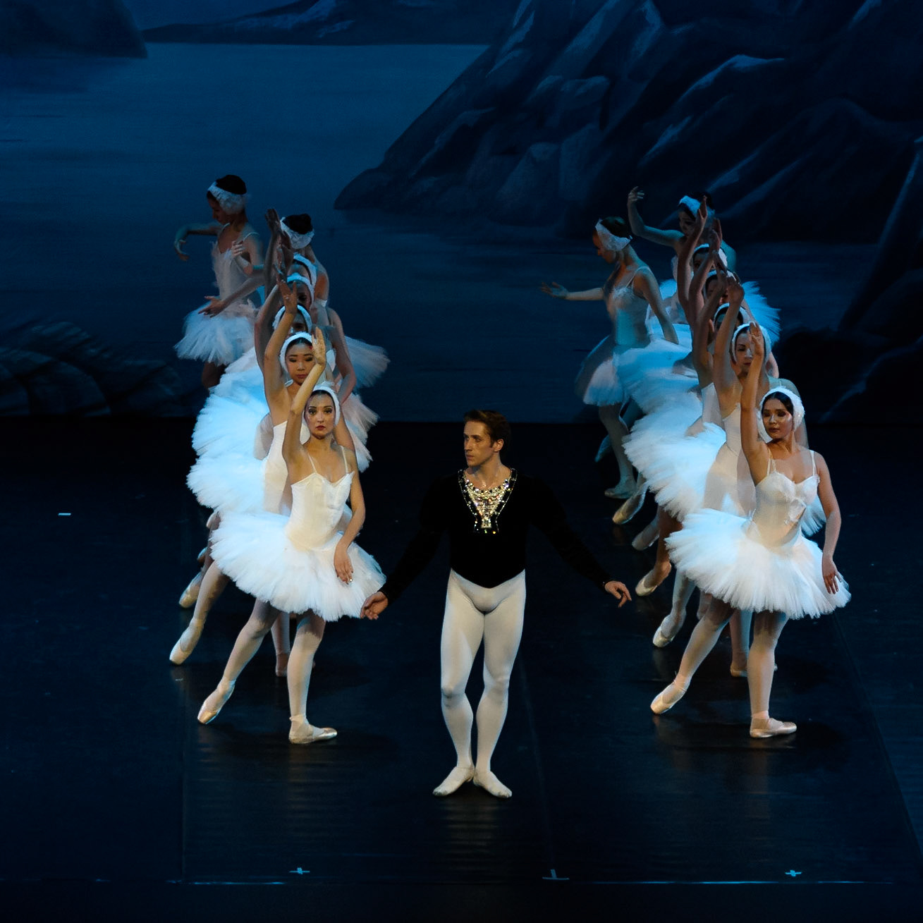 Bolshoi Ballet @bolshoi_theatre  performing "Swan Lake" at @teatrenacional "Teatre Nacional de Catalunya"