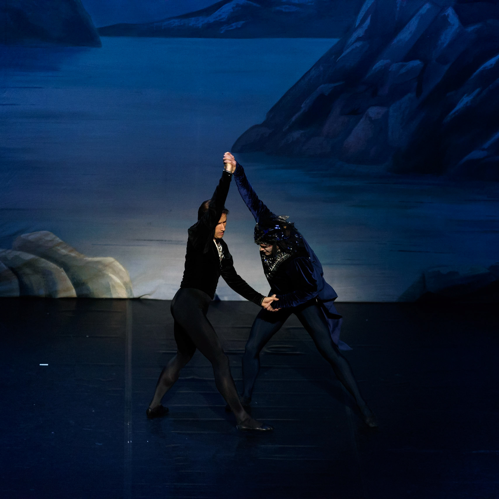 Bolshoi Ballet @bolshoi_theatre  performing "Swan Lake" at @teatrenacional "Teatre Nacional de Catalunya"