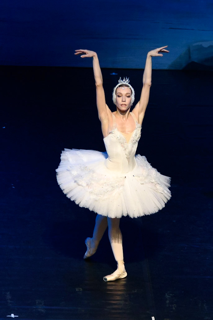 Bolshoi Ballet @bolshoi_theatre  performing "Swan Lake" at @teatrenacional "Teatre Nacional de Catalunya"