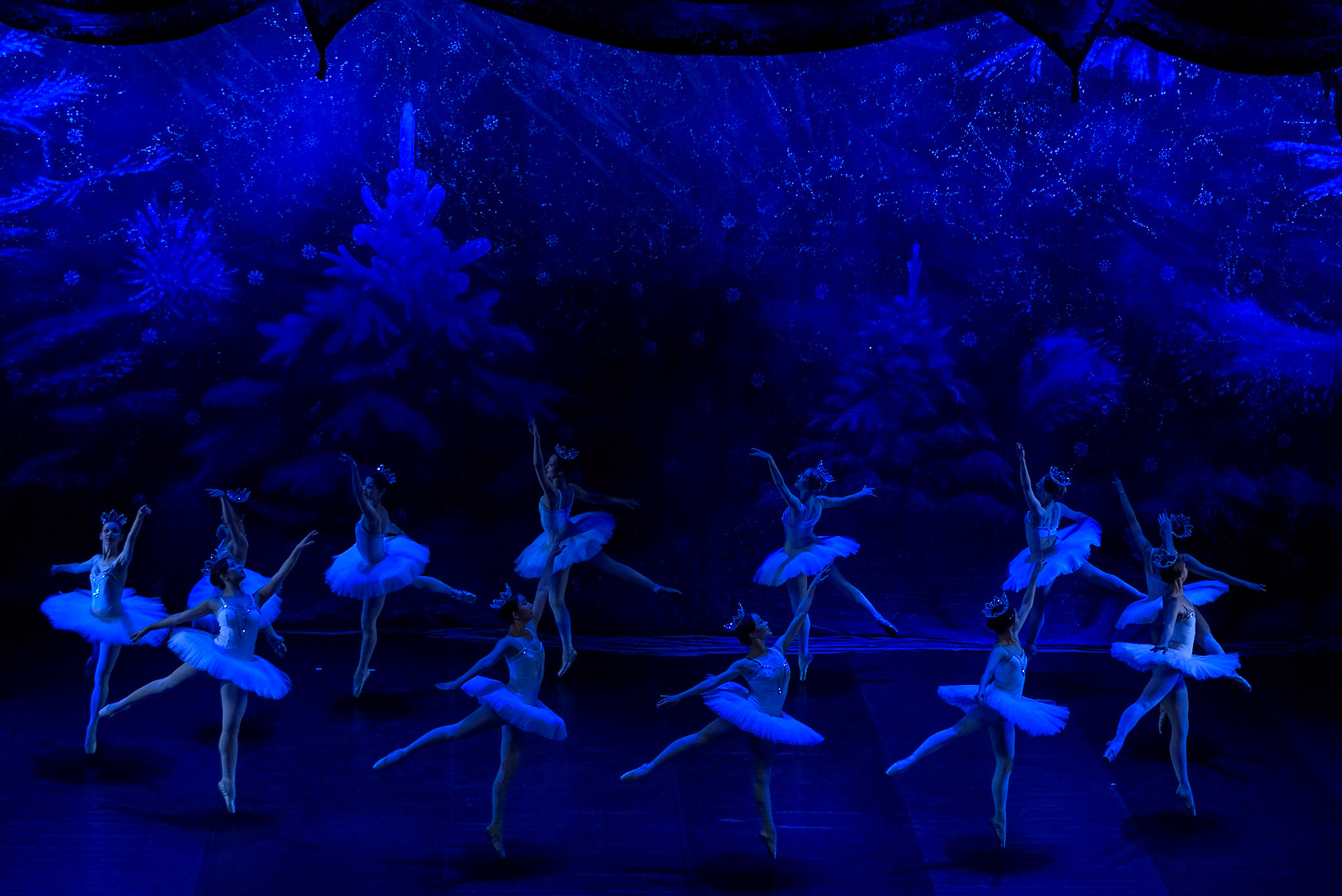 Bolshoi Ballet @bolshoi_theatre  performing "The Nutcracker" at @teatrenacional "Teatre Nacional de Catalunya"