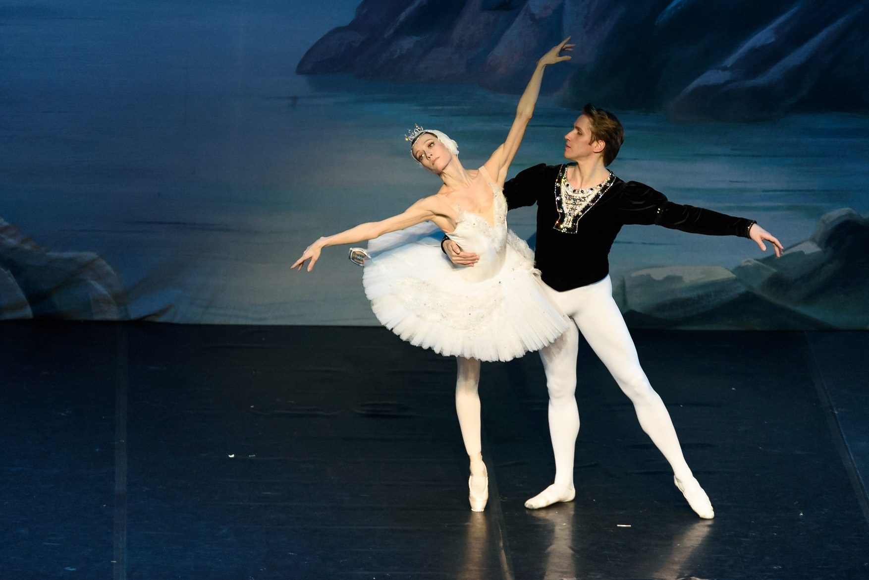 Bolshoi Ballet @bolshoi_theatre  performing "Swan Lake" at @teatrenacional "Teatre Nacional de Catalunya"