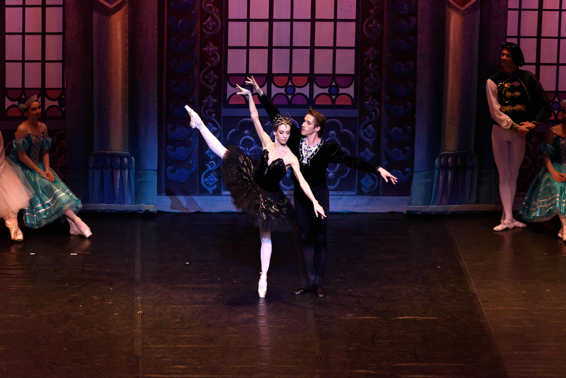 Bolshoi Ballet @bolshoi_theatre  performing "Swan Lake" at @teatrenacional "Teatre Nacional de Catalunya"