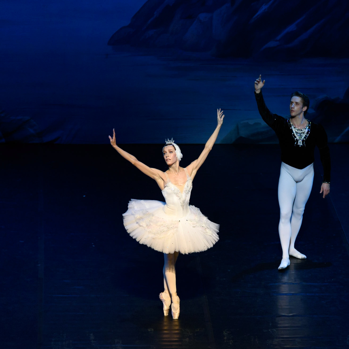 Bolshoi Ballet @bolshoi_theatre  performing "Swan Lake" at @teatrenacional "Teatre Nacional de Catalunya"