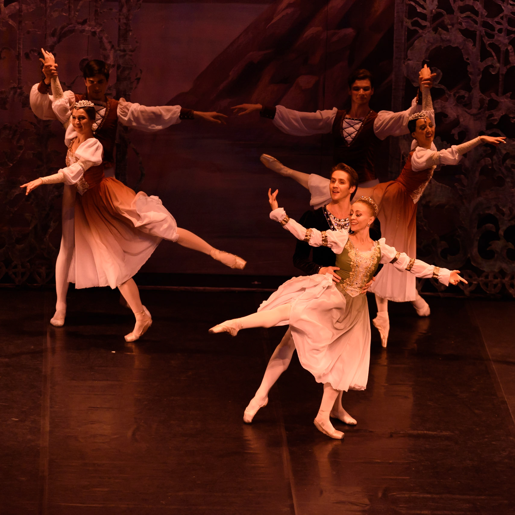 Bolshoi Ballet @bolshoi_theatre  performing "Swan Lake" at @teatrenacional "Teatre Nacional de Catalunya"