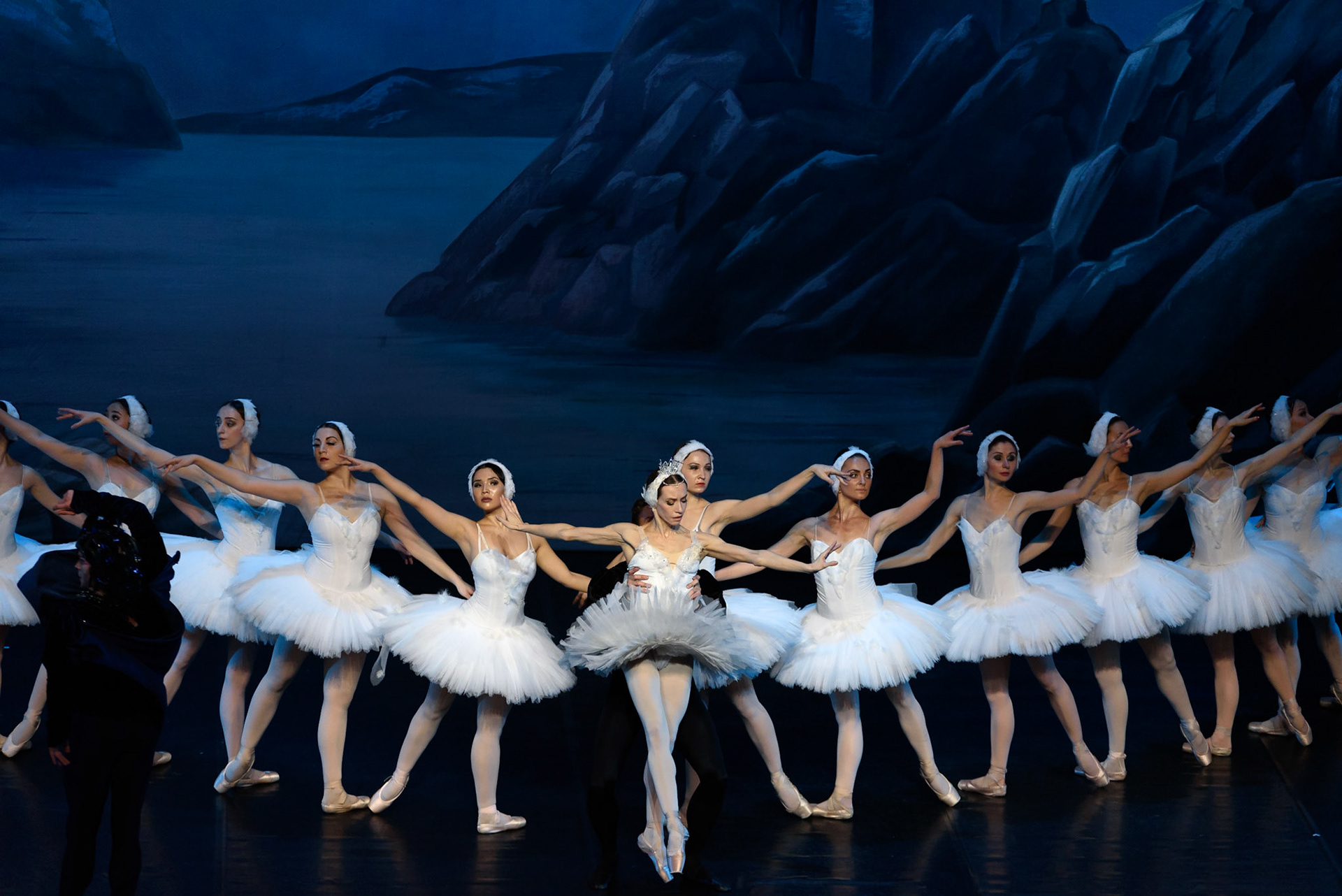 Bolshoi Ballet @bolshoi_theatre  performing "Swan Lake" at @teatrenacional "Teatre Nacional de Catalunya"
