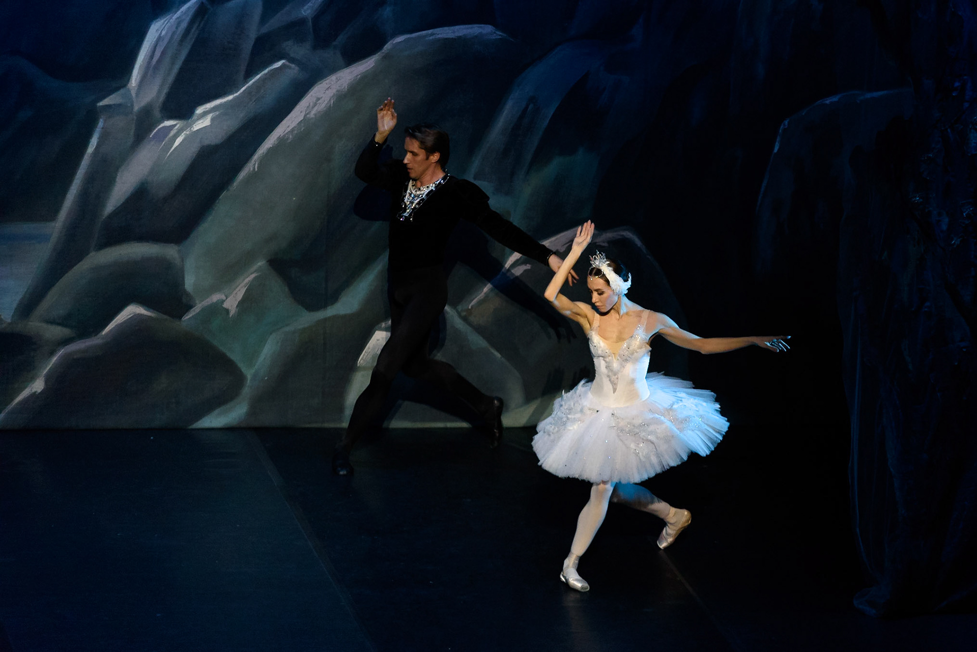 Bolshoi Ballet @bolshoi_theatre  performing "Swan Lake" at @teatrenacional "Teatre Nacional de Catalunya"