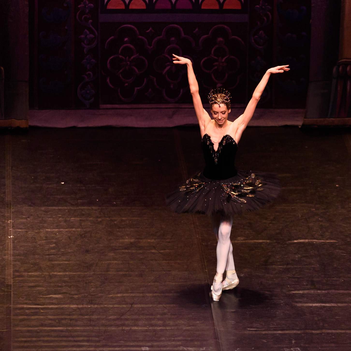 Bolshoi Ballet @bolshoi_theatre  performing "Swan Lake" at @teatrenacional "Teatre Nacional de Catalunya"