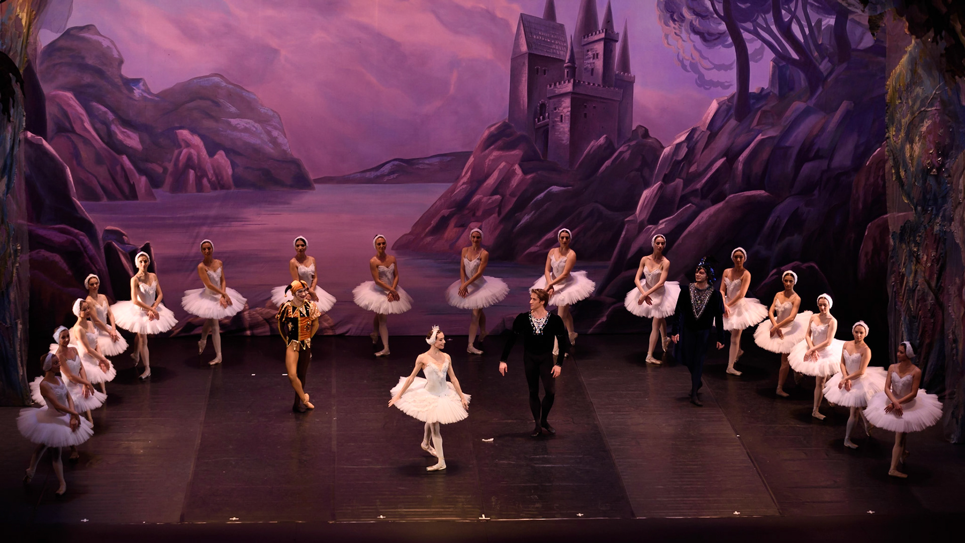 Bolshoi Ballet @bolshoi_theatre  performing "Swan Lake" at @teatrenacional "Teatre Nacional de Catalunya"