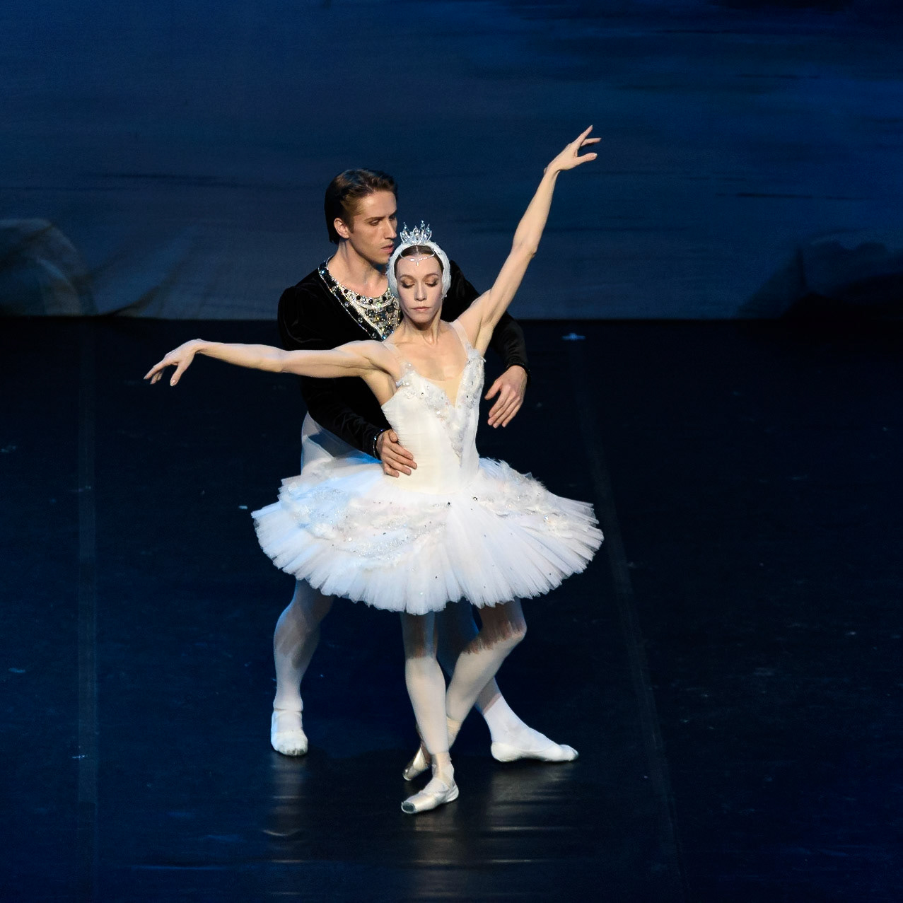 Bolshoi Ballet @bolshoi_theatre  performing "Swan Lake" at @teatrenacional "Teatre Nacional de Catalunya"