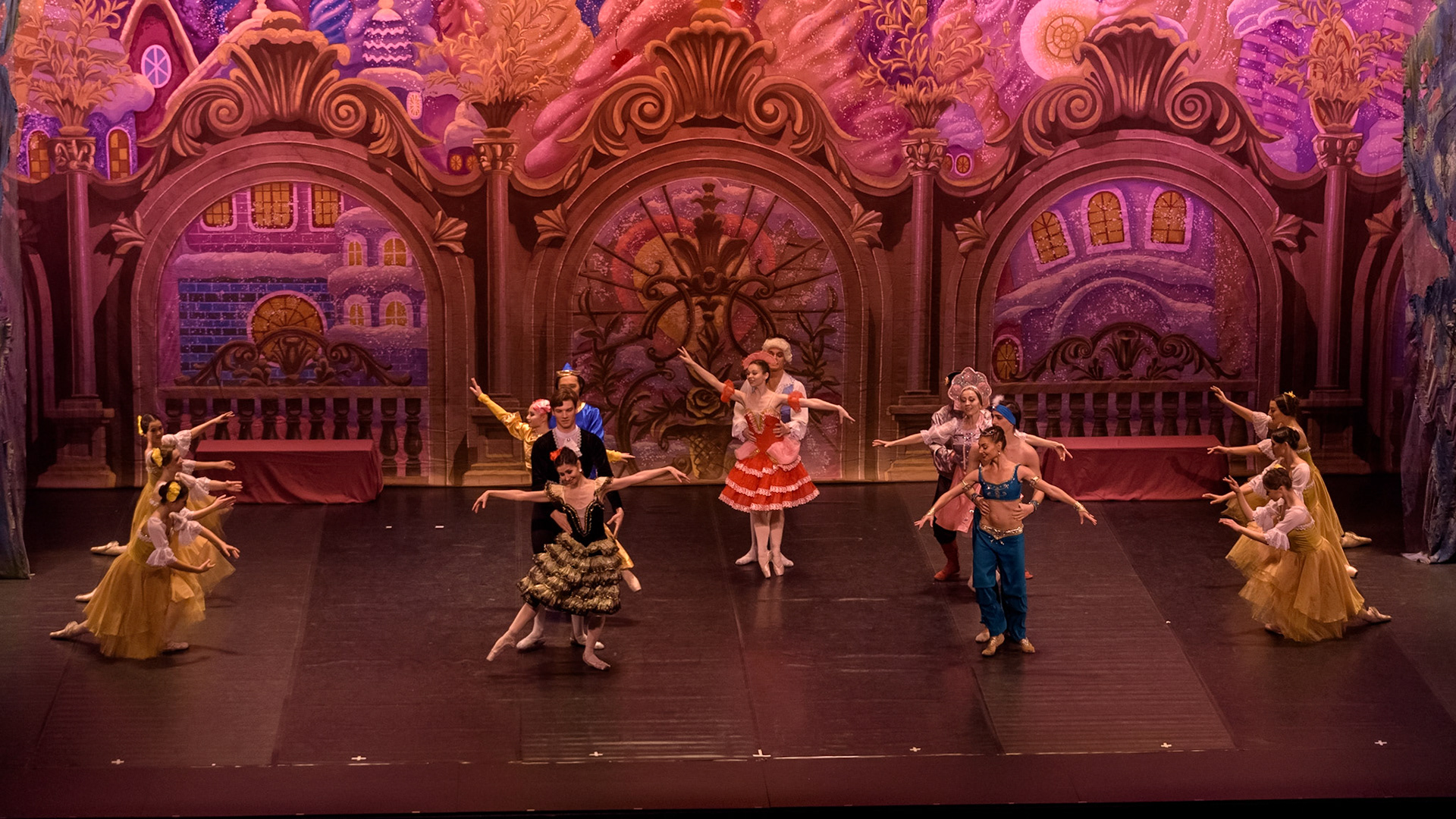Bolshoi Ballet @bolshoi_theatre  performing "The Nutcracker" at @teatrenacional "Teatre Nacional de Catalunya"