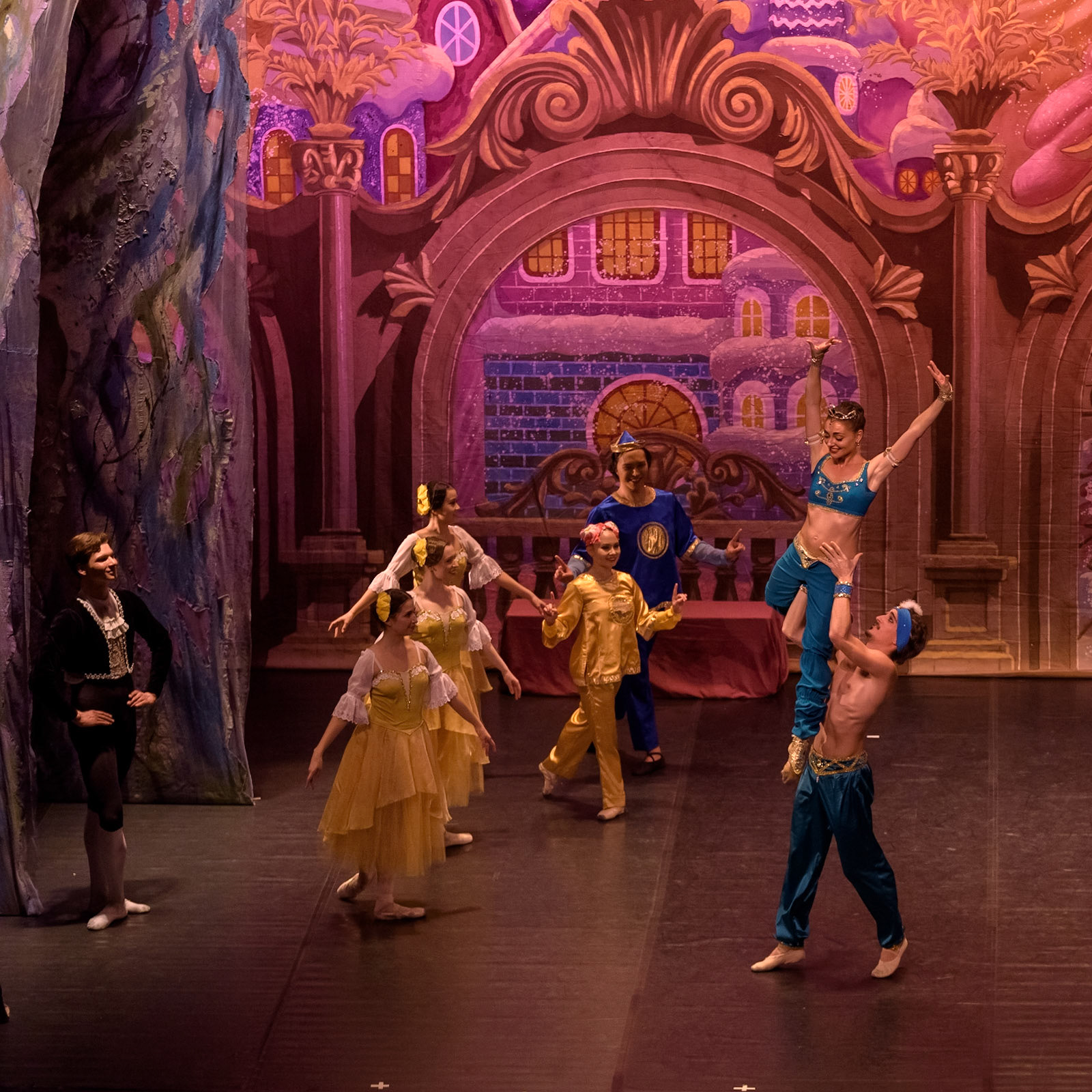Bolshoi Ballet @bolshoi_theatre  performing "The Nutcracker" at @teatrenacional "Teatre Nacional de Catalunya"