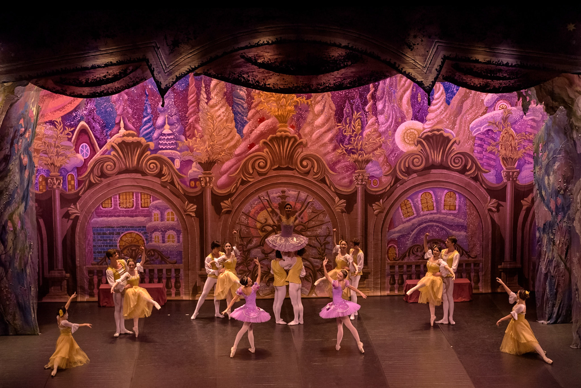 Bolshoi Ballet @bolshoi_theatre  performing "The Nutcracker" at @teatrenacional "Teatre Nacional de Catalunya"