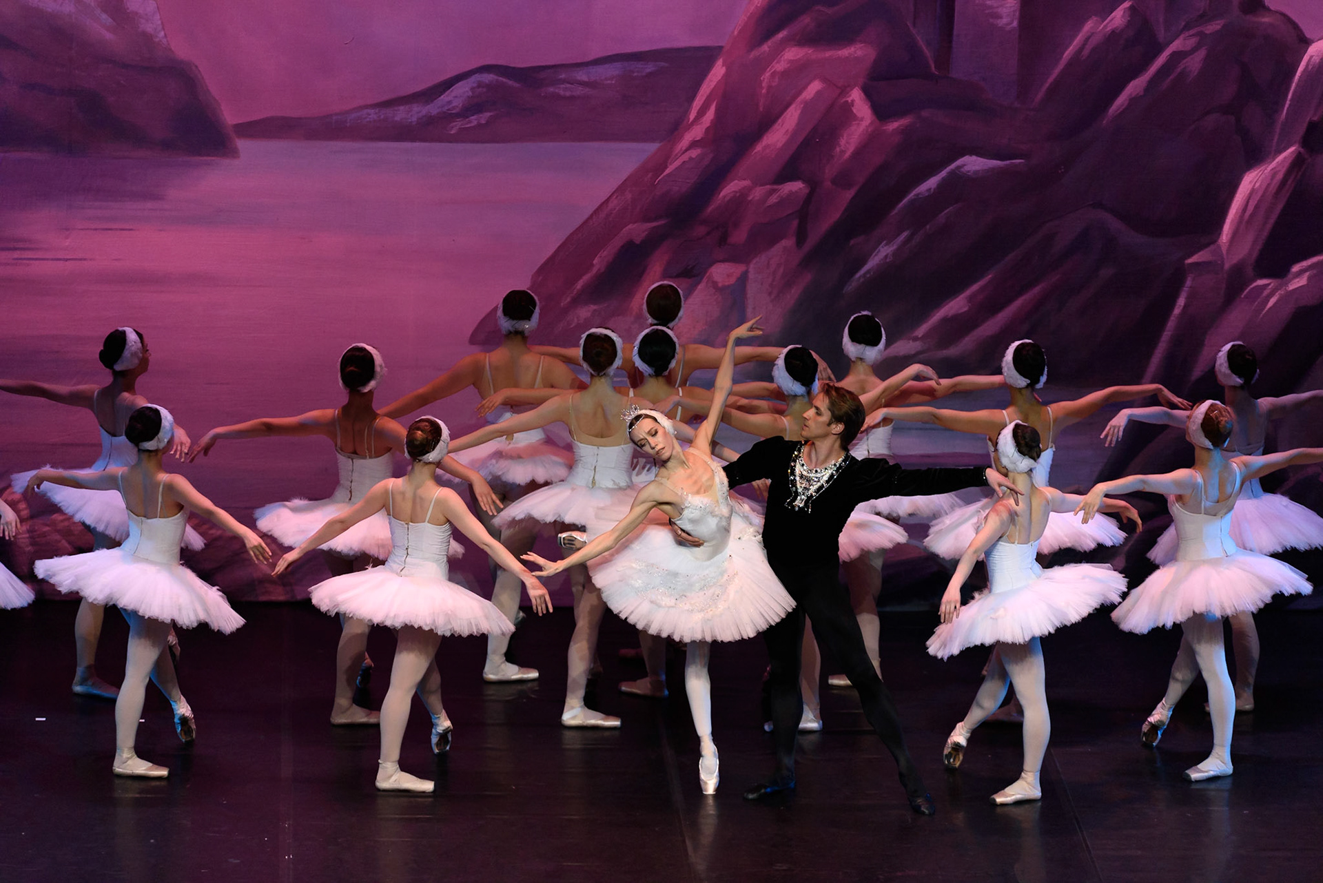 Bolshoi Ballet @bolshoi_theatre  performing "Swan Lake" at @teatrenacional "Teatre Nacional de Catalunya"