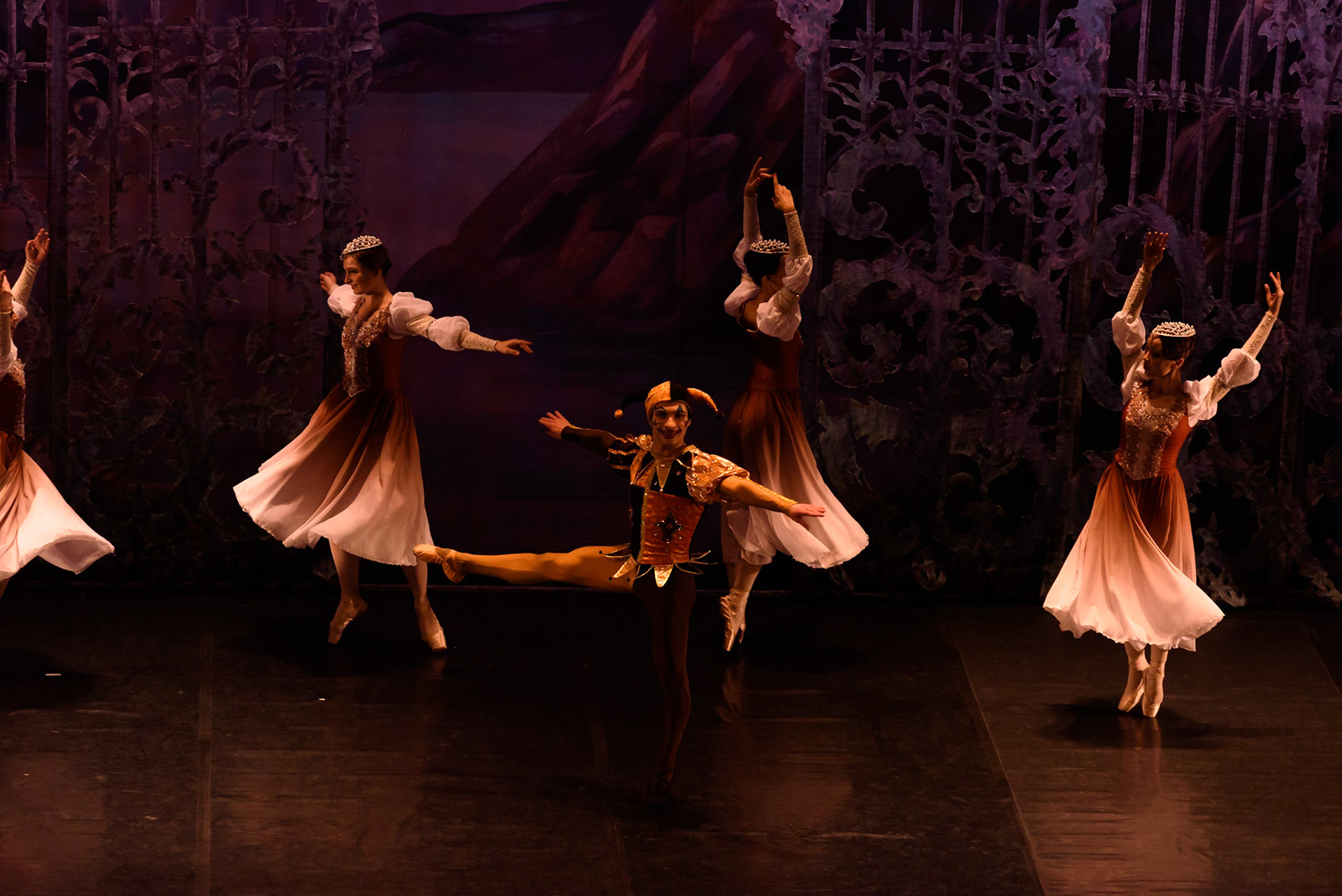 Bolshoi Ballet @bolshoi_theatre  performing "Swan Lake" at @teatrenacional "Teatre Nacional de Catalunya"