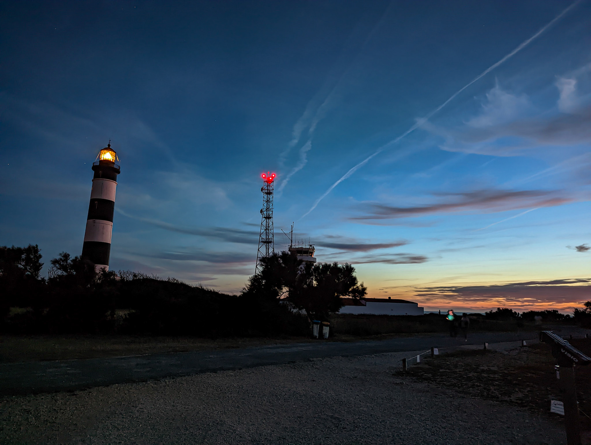Au nord de l'île d'Oleron se trouve le phare de Chassiron, ici à la tombé de la nuit