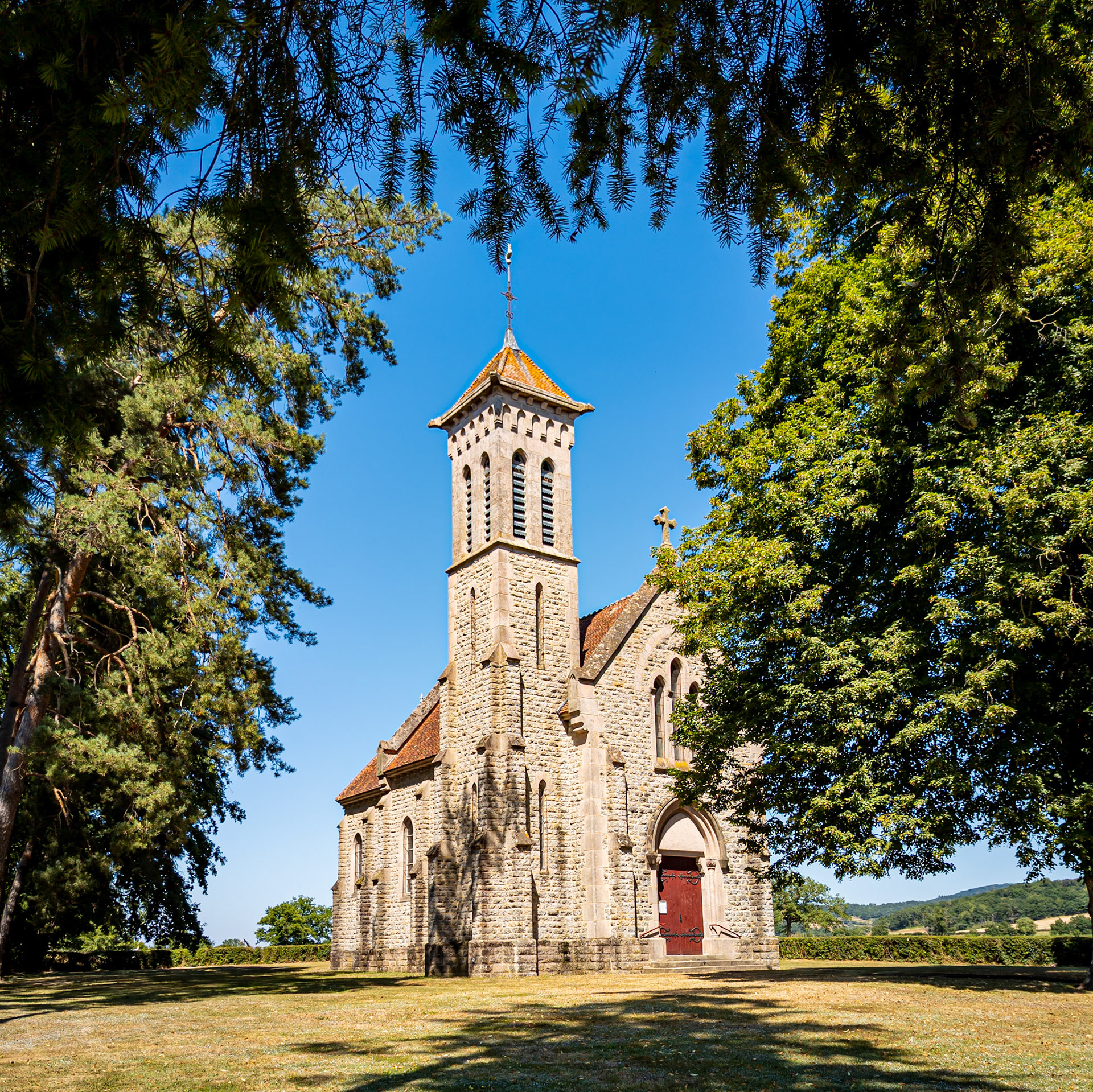 Une jolie petite église au coeur de la campagne bourguignonne