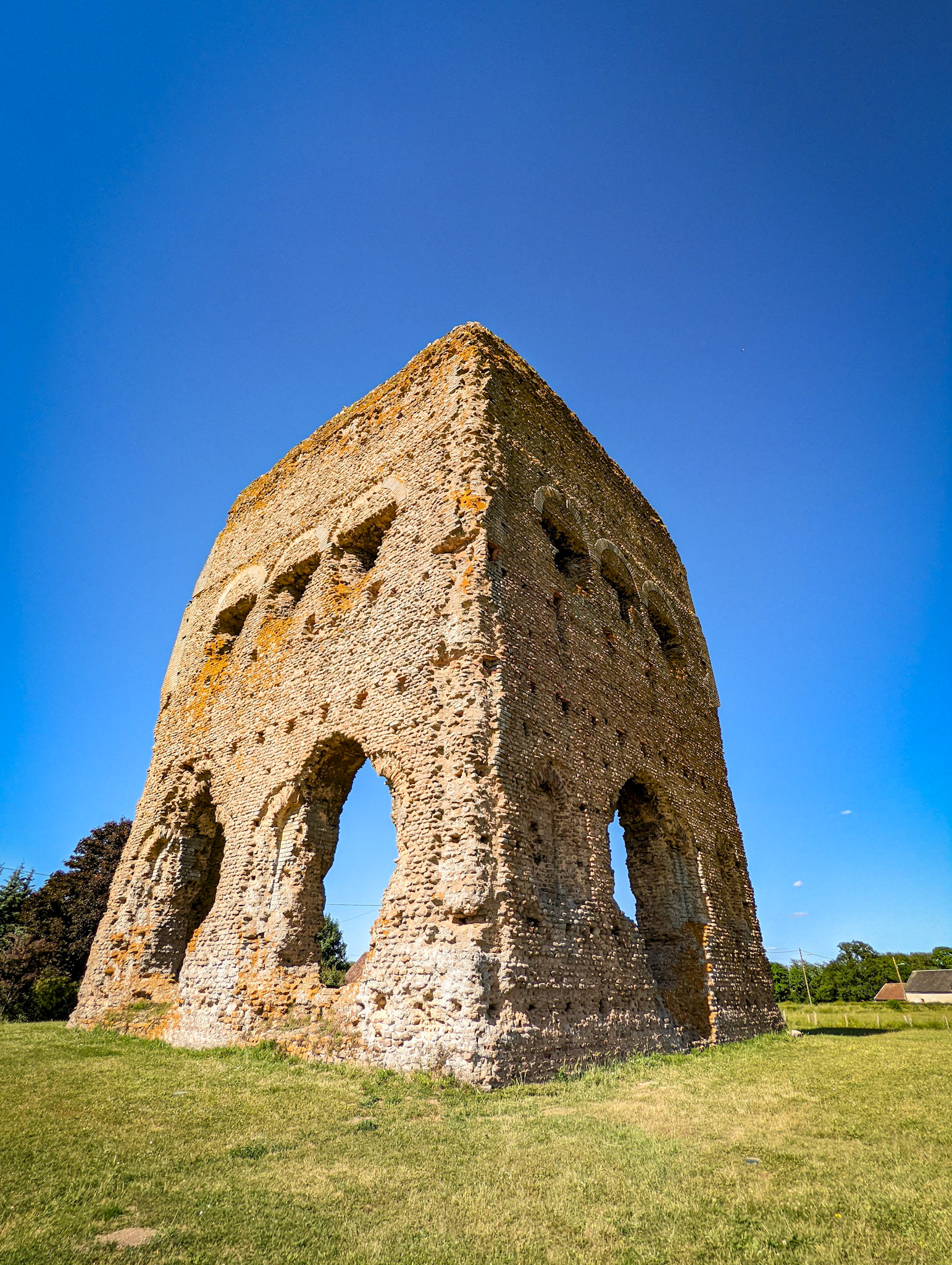 Vestiges d'Augustodunum, le temple de Janus se dresse toujours à Autun