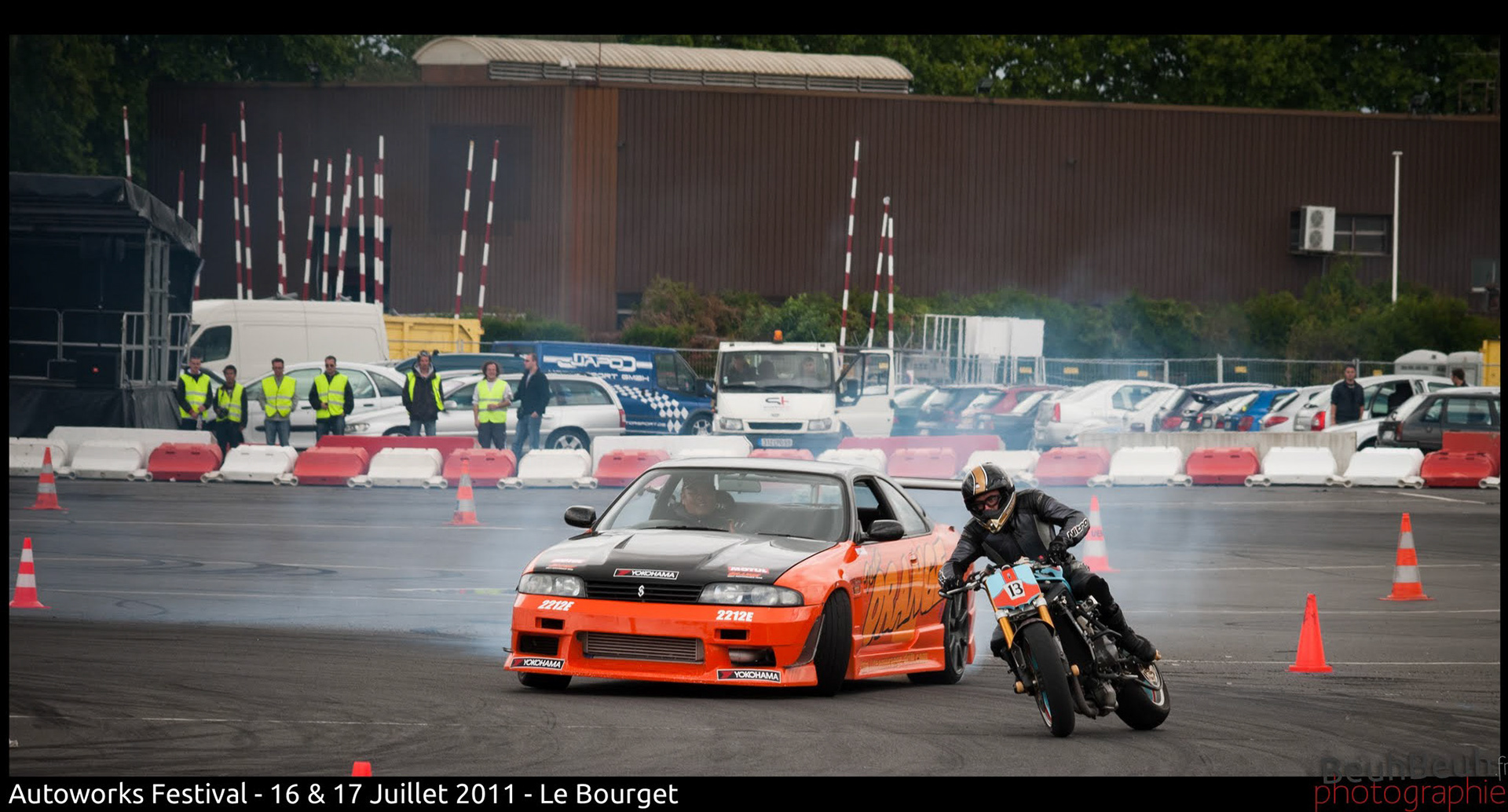 Autoworks Festival 2011 au Bourget, la Team Orange affronte Mekatrix en drift